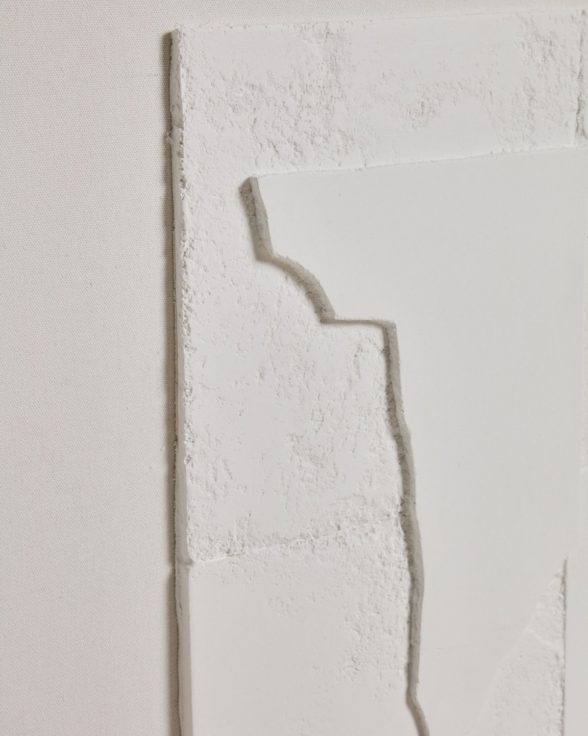 Abstraktes weisses Wandbild Gadir aus Beton, Kiefernholz und Segeltuch, quadratische Form, 80 x 80 cm, Gipsrelief-Struktur.