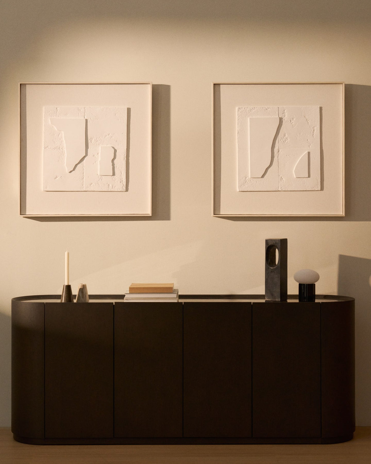 Abstraktes weisses Wandbild Gadir aus Beton, Kiefernholz und Segeltuch, quadratische Form, 80 x 80 cm, Gipsrelief-Struktur.