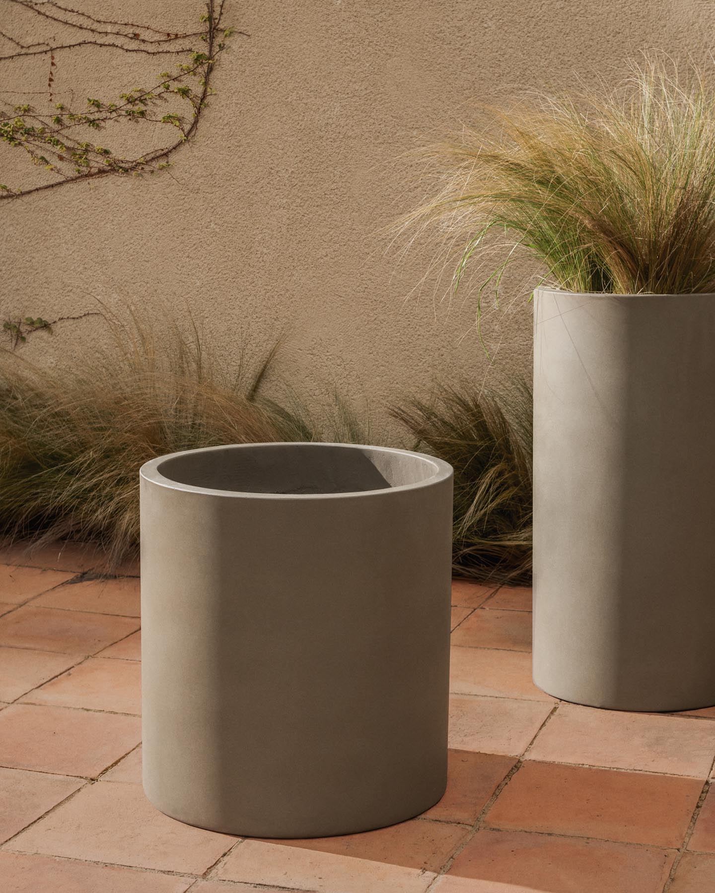 Blumentopf Aiguablava aus grauem Zement, Ø 52 cm in Beige präsentiert im Onlineshop von KAQTU Design AG. Blumentopf ist von Kave Home