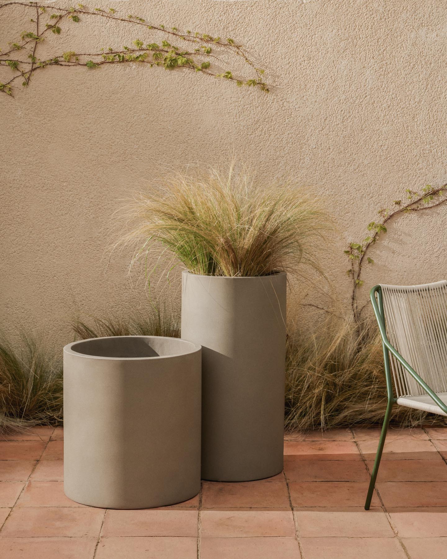 Blumentopf Aiguablava aus grauem Zement, Ø 52 cm in Beige präsentiert im Onlineshop von KAQTU Design AG. Blumentopf ist von Kave Home