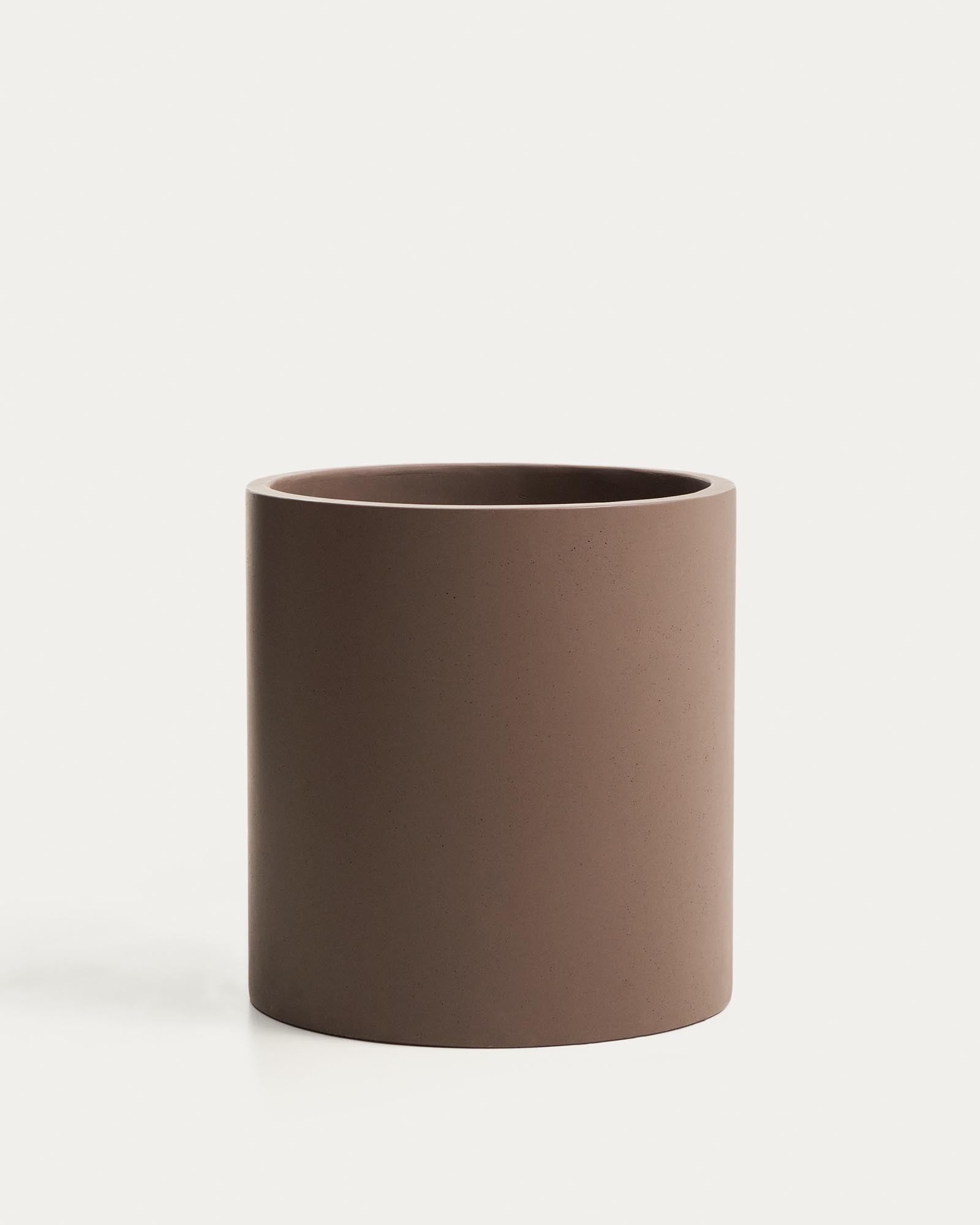 Blumentopf Aiguablava aus braunem Zement, Ø 52 cm in Braun präsentiert im Onlineshop von KAQTU Design AG. Pflanzentopf Outdoor ist von Kave Home
