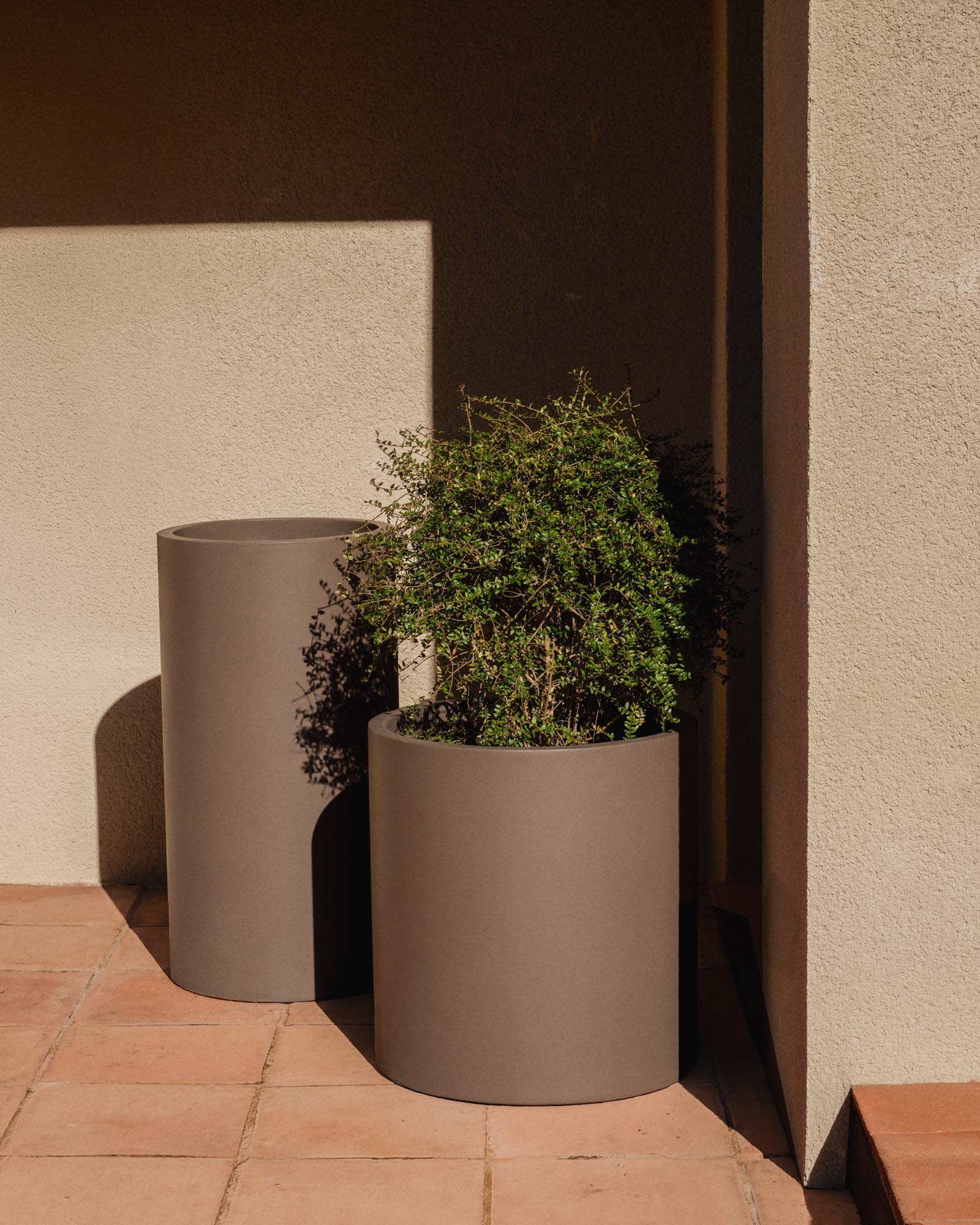 Eleganter Blumentopf Aiguablava aus robustem braunem Zement, Ø 52 cm, ideal für den Außenbereich und stilvolle Pflanzenpräsentation.
