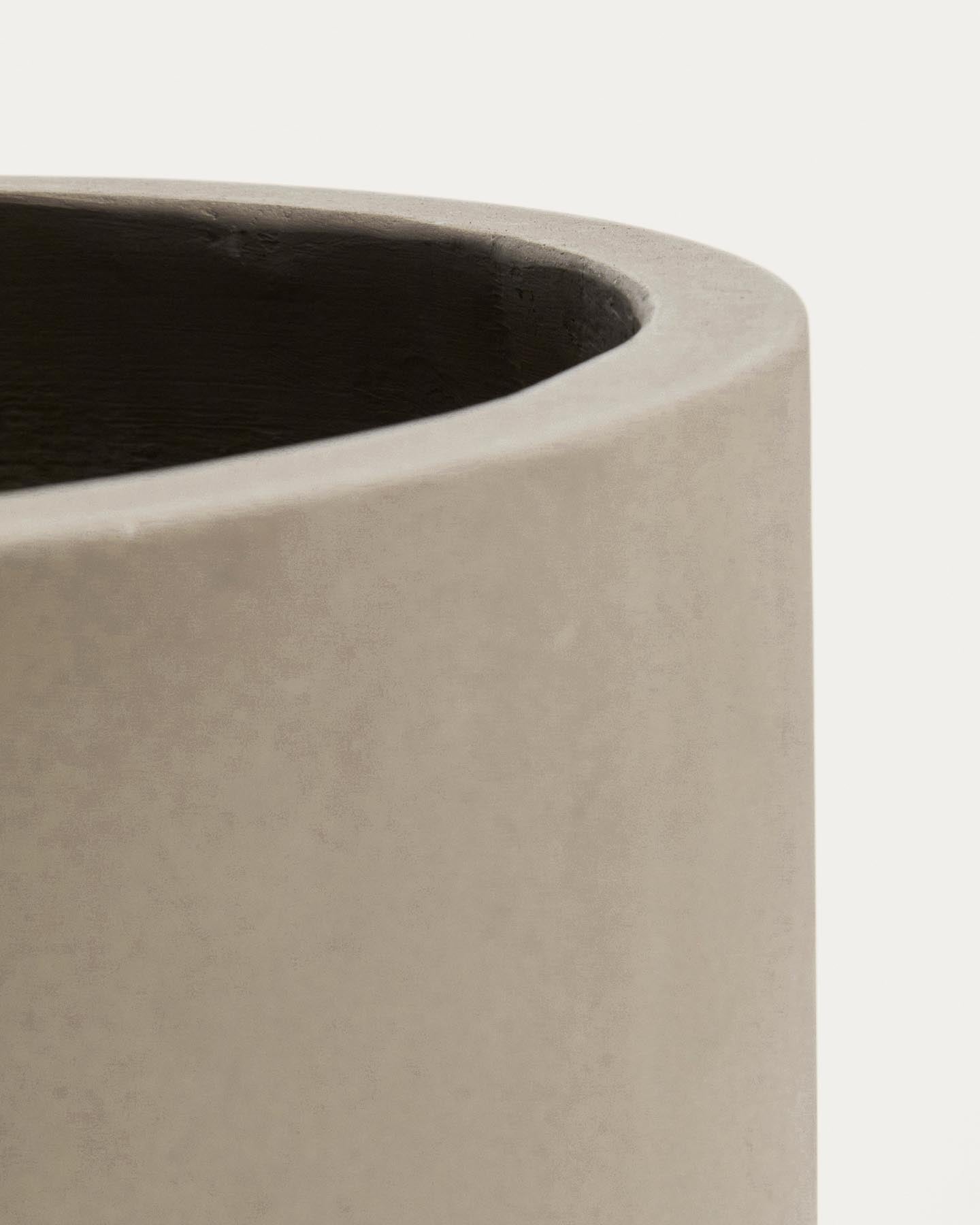 Blumentopf Aiguablava aus grauem Zement, Ø 42 cm in Beige präsentiert im Onlineshop von KAQTU Design AG. Blumentopf ist von Kave Home