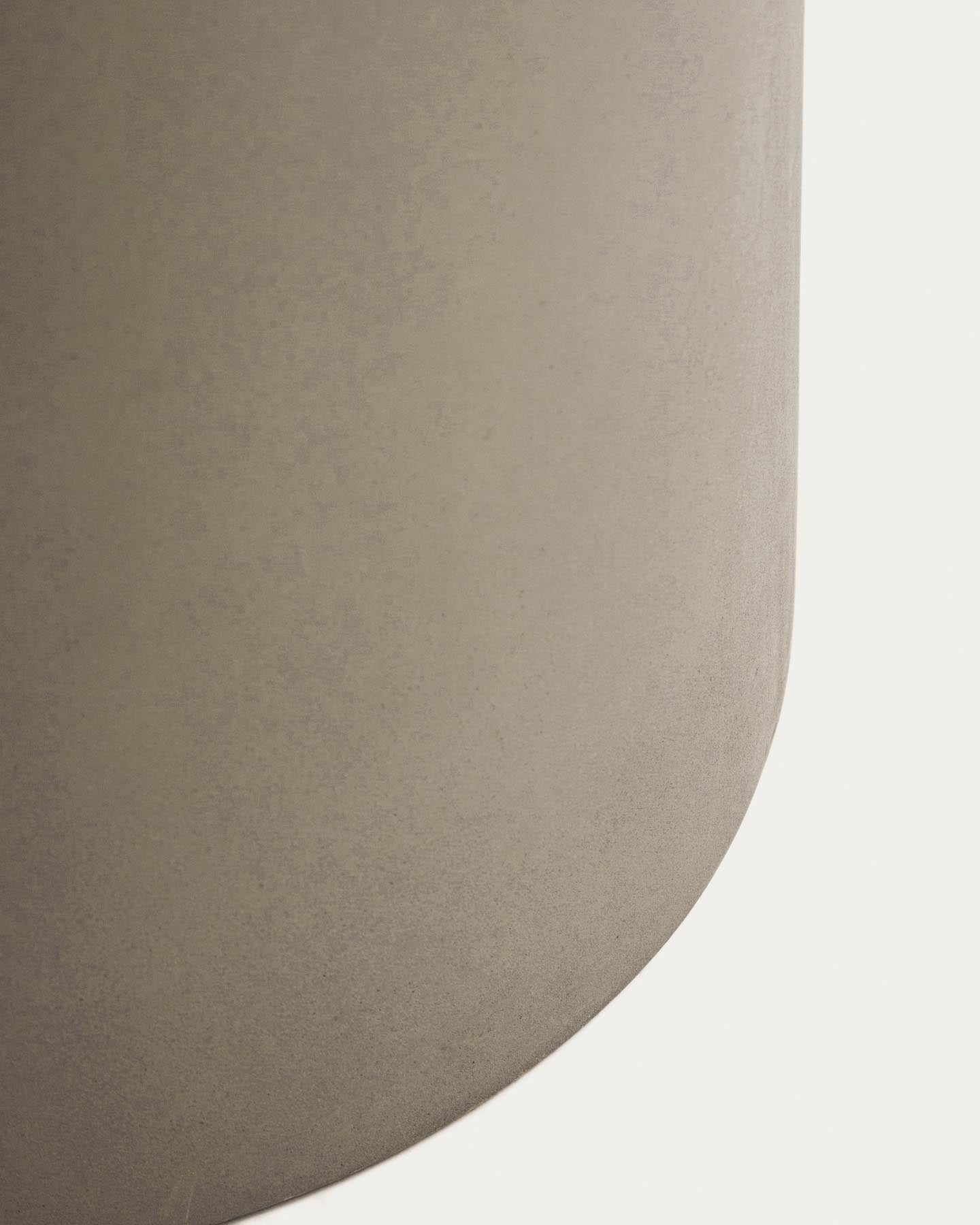 Blumentopf Aiguablava aus grauem Zement, Ø 42 cm in Beige präsentiert im Onlineshop von KAQTU Design AG. Blumentopf ist von Kave Home