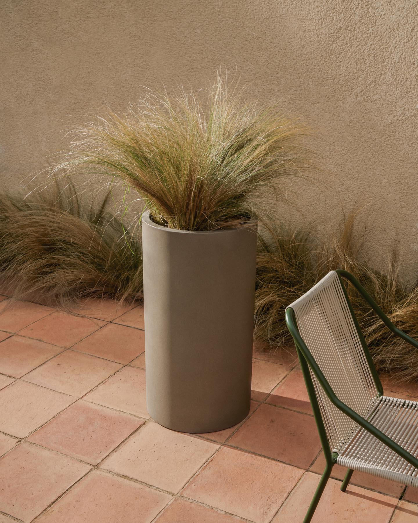 Blumentopf Aiguablava aus grauem Zement, Ø 42 cm in Beige präsentiert im Onlineshop von KAQTU Design AG. Blumentopf ist von Kave Home