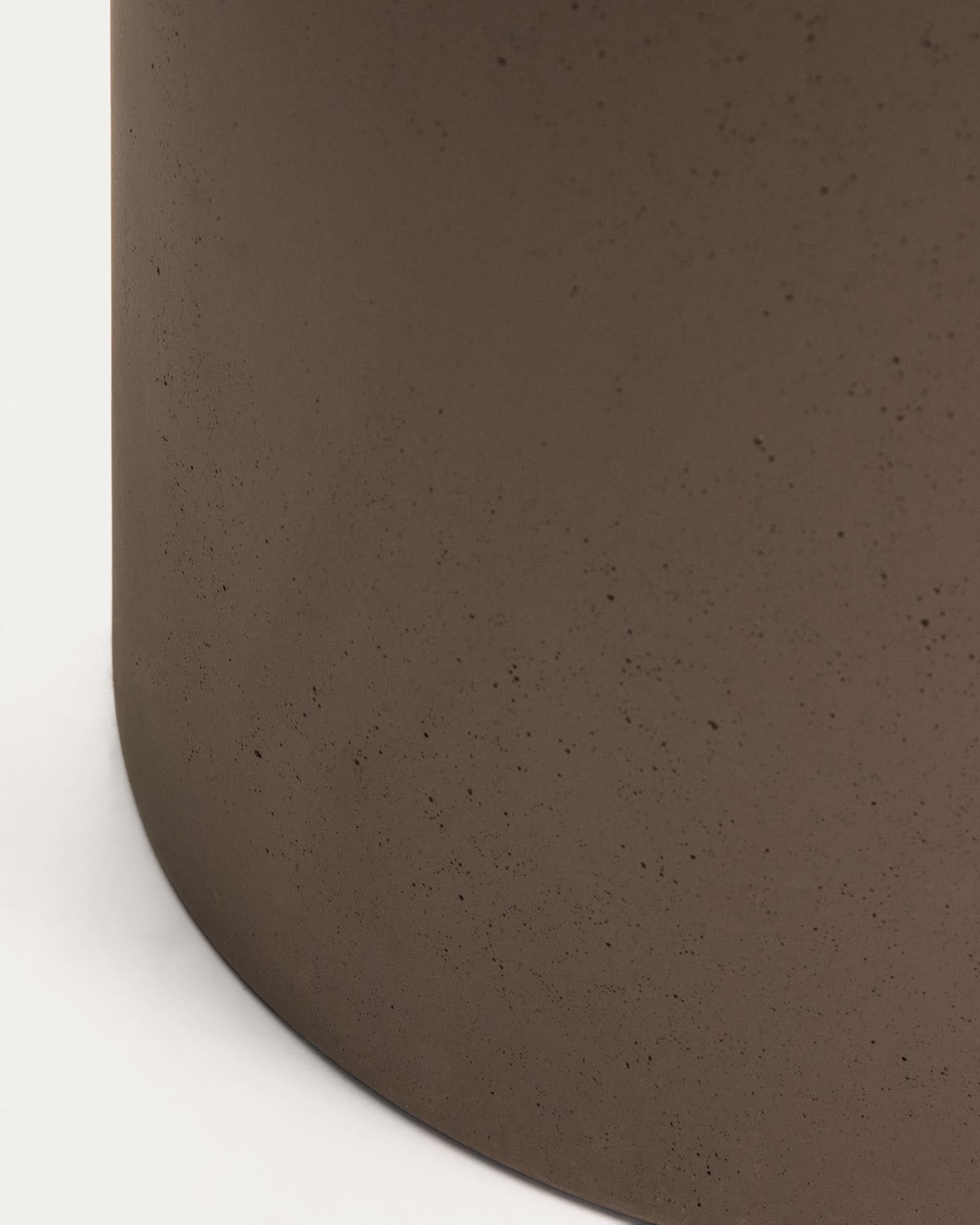 Eleganter Blumentopf Aiguablava aus robustem braunem Zement, Ø 42 cm, ideal für stilvolle Außenbereiche und Pflanzenarrangements.