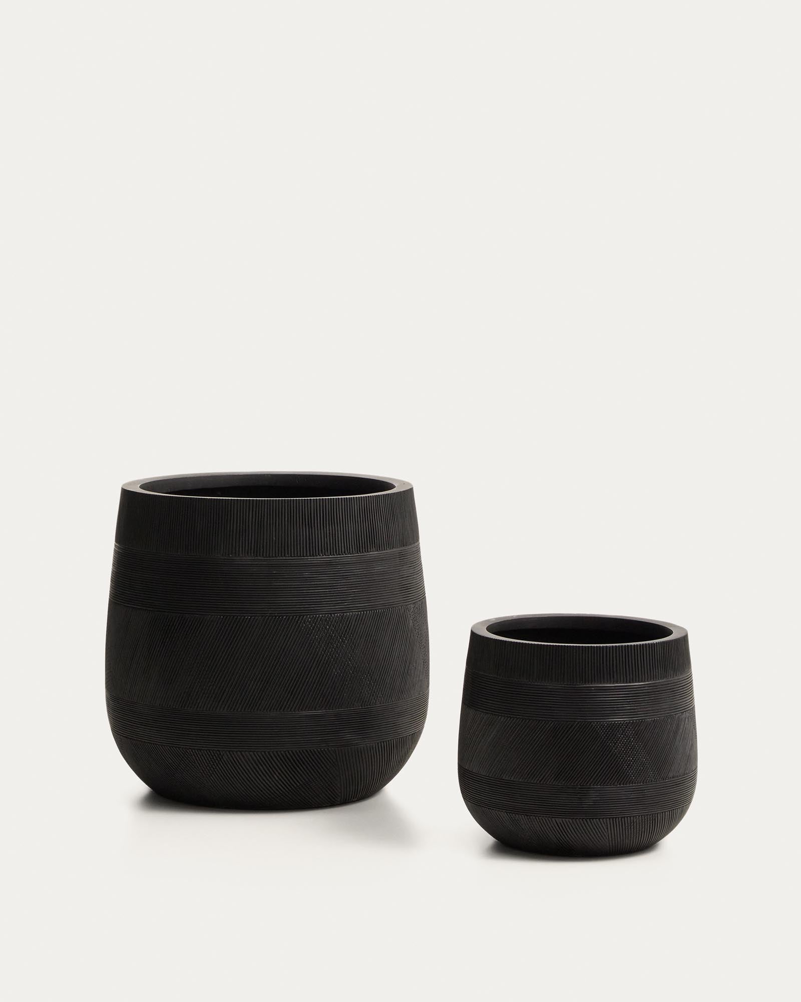Set Tival mit zwei schwarzen Blumentöpfen in Zementoptik, Ø 50 cm/Ø 34 cm in Schwarz präsentiert im Onlineshop von KAQTU Design AG. Pflanzentopf Outdoor ist von Kave Home