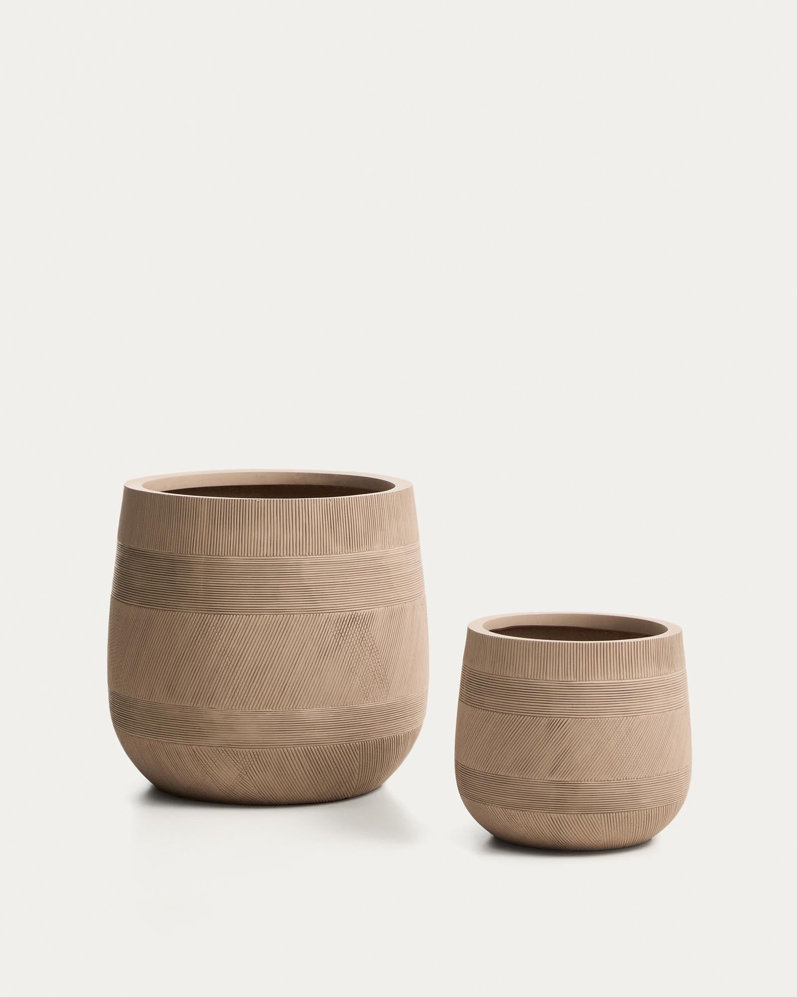 Set Tival mit zwei beigen Blumentöpfen in Zementoptik, Ø 50 cm/Ø 34 cm in Beige präsentiert im Onlineshop von KAQTU Design AG. Pflanzentopf Outdoor ist von Kave Home