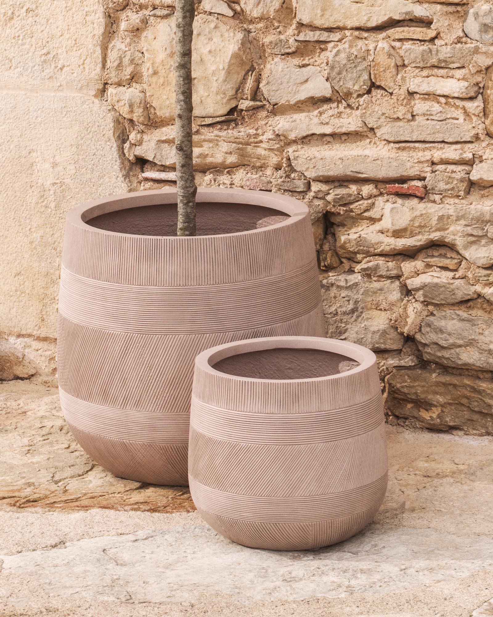 Elegantes Set Tival mit zwei stilvollen Blumentöpfen in Zementoptik, ideal für den Außenbereich, Ø 50 cm und Ø 34 cm, in sanftem Beige.