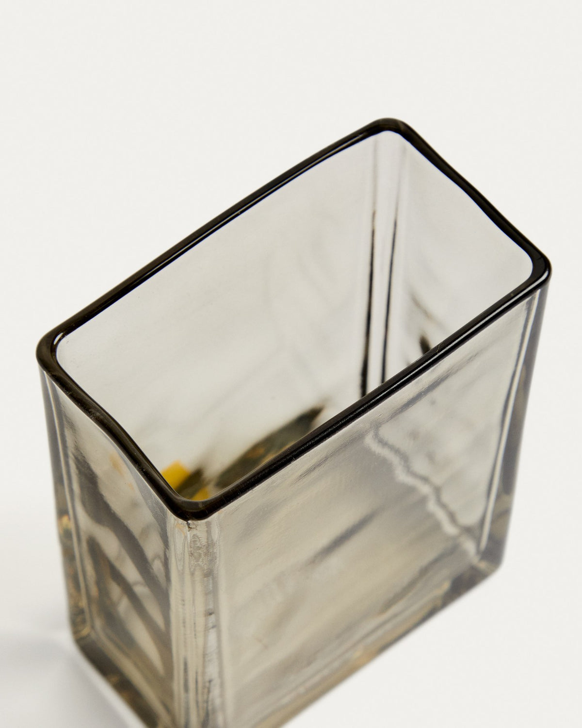 Zahnbürstenhalter aus hellbraunem, durchscheinendem Glas mit geradliniger Form, für die Badablage geeignet.