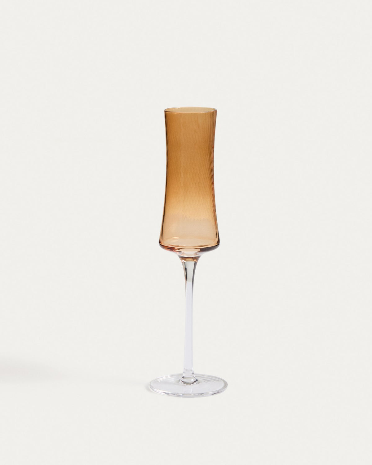 Hellorangefarbenes Sektglas aus Bernsteinglas mit dezentem Relief, schlanke Form, Fassungsvermögen 15 cl, Material 100% Glas.