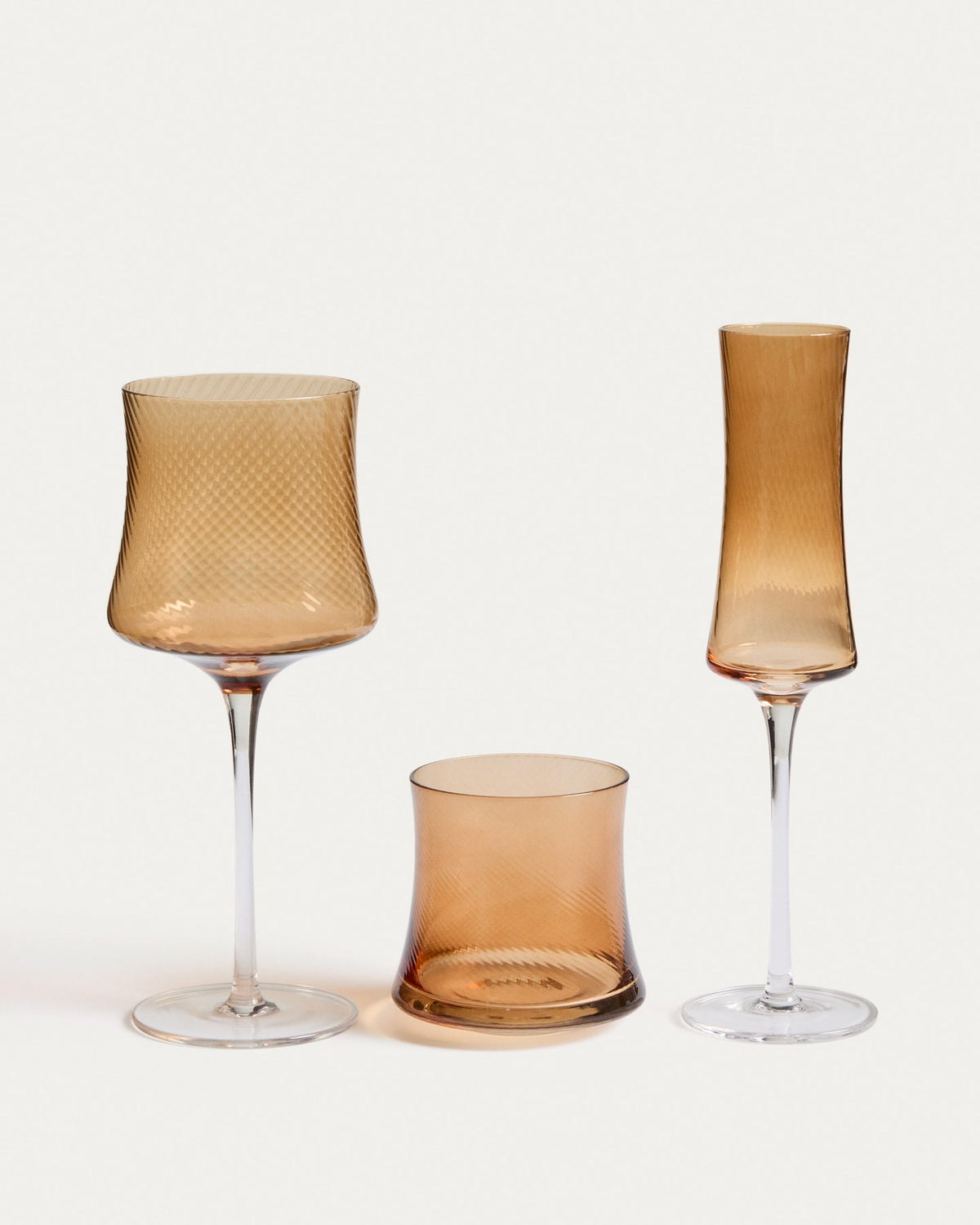 Hellorangefarbenes Sektglas aus Bernsteinglas mit dezentem Relief, schlanke Form, Fassungsvermögen 15 cl, Material 100% Glas.