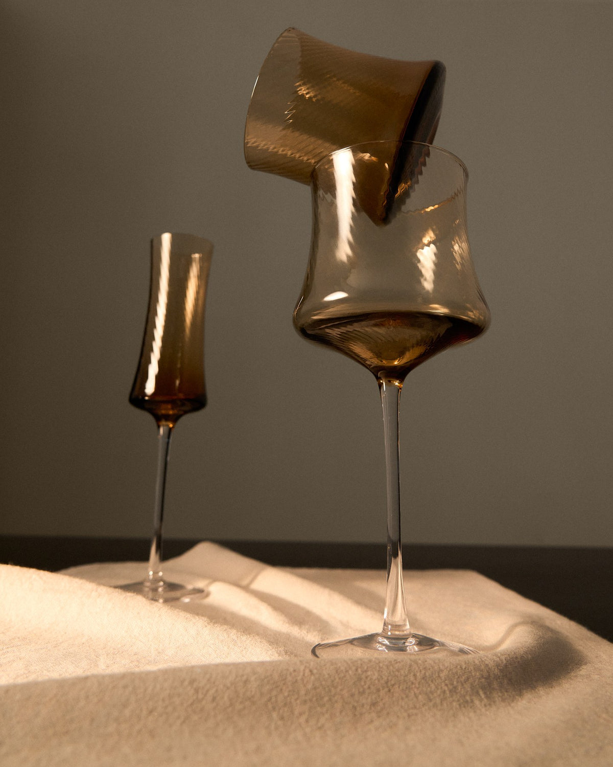 Hellorangefarbenes Sektglas aus Bernsteinglas mit dezentem Relief, schlanke Form, Fassungsvermögen 15 cl, Material 100% Glas.