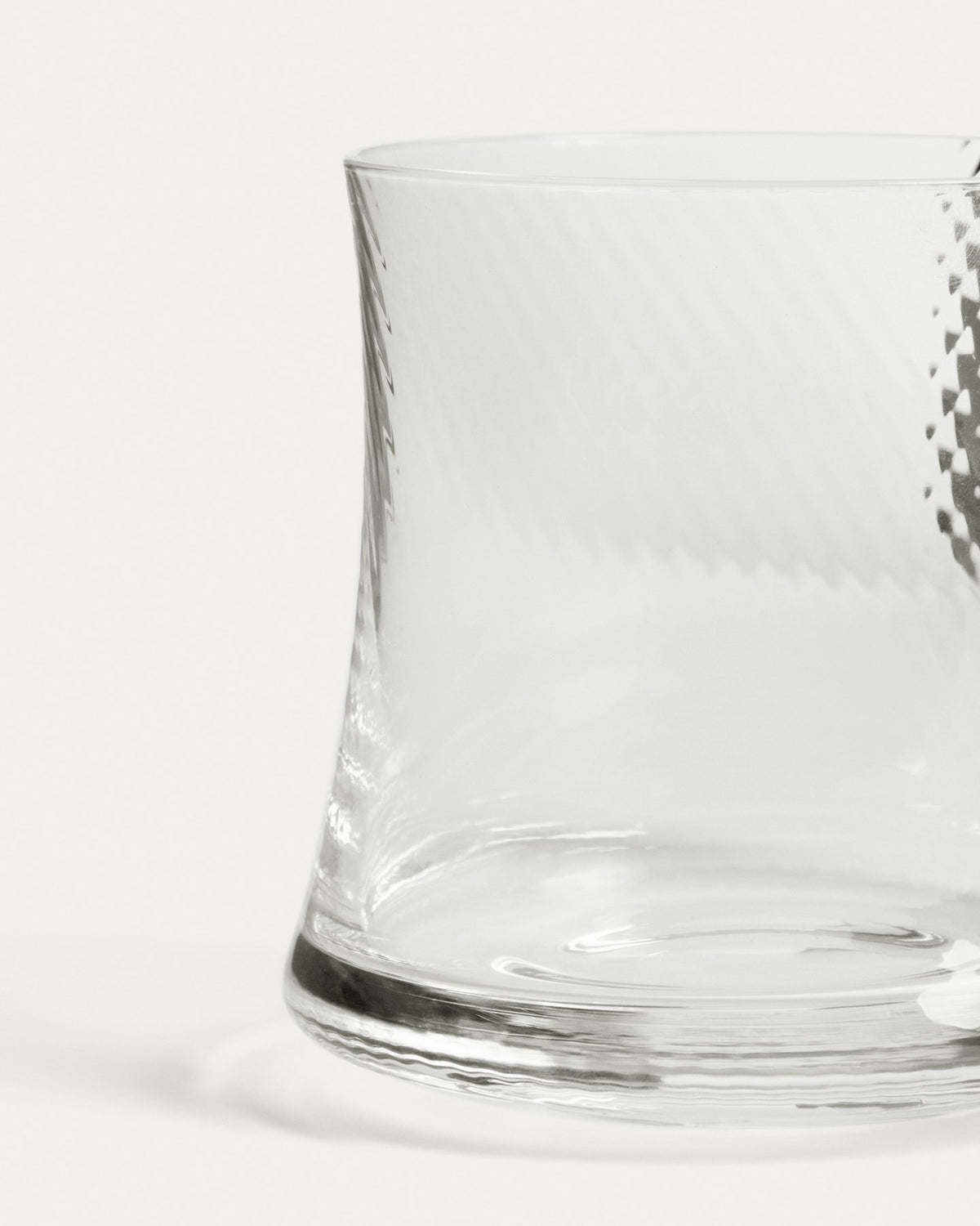 Transparentes Weinglas Alori aus Klarglas mit dezentem Relief-Muster, sanft geformte Silhouette, Fassungsvermögen 34 cl, von Kave Home.