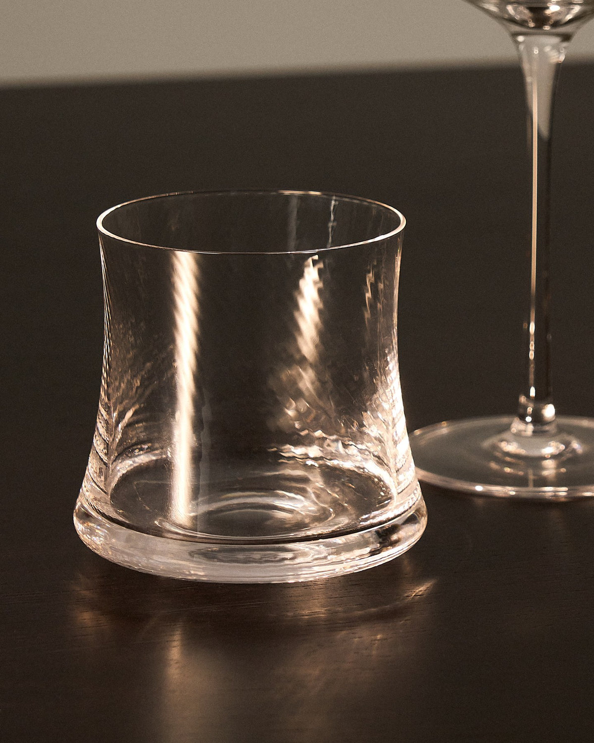 Transparentes Weinglas Alori aus Klarglas mit dezentem Relief-Muster, sanft geformte Silhouette, Fassungsvermögen 34 cl, von Kave Home.