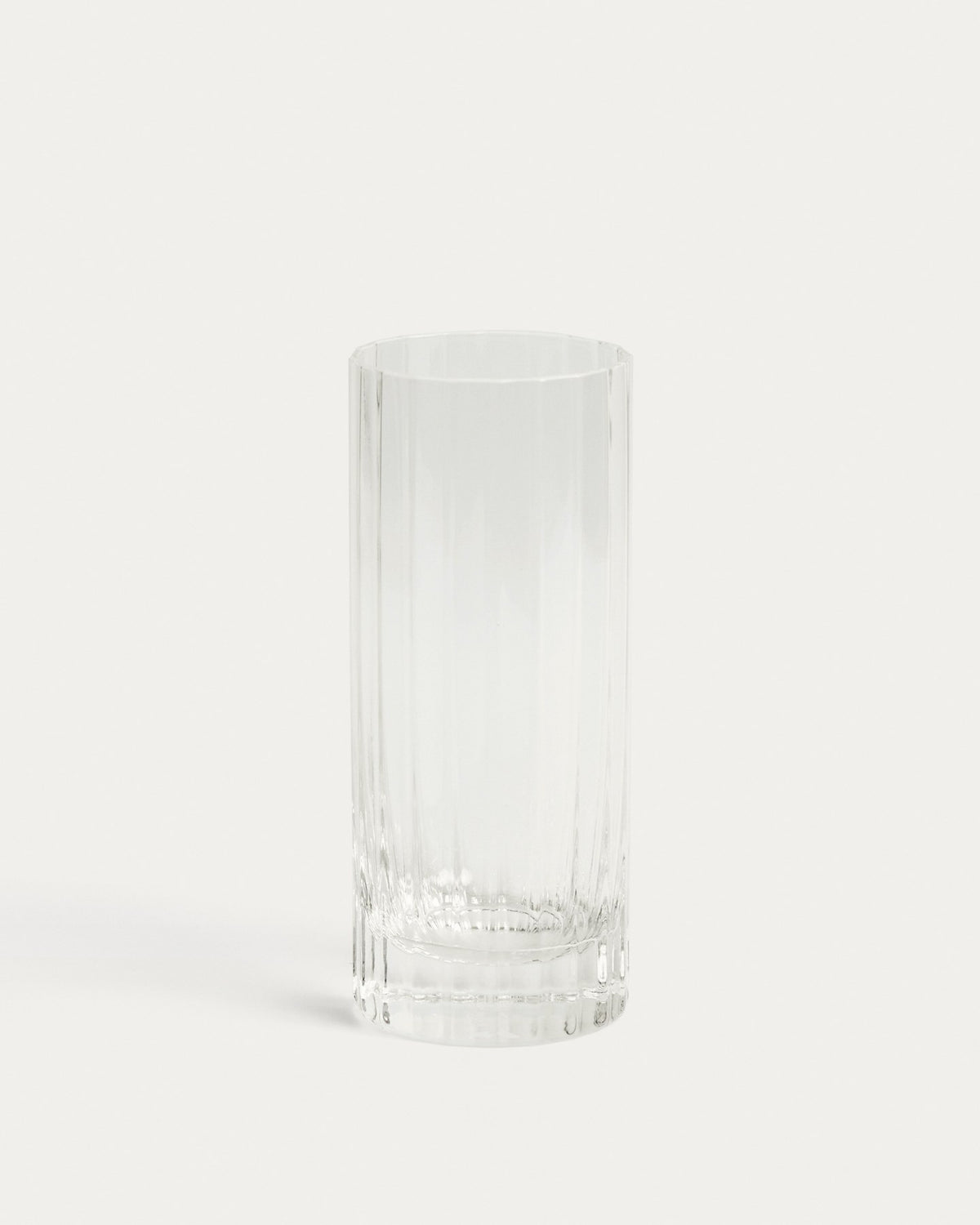 Transparentes Glas aus Klarglas mit vertikalem, geschliffenem Relief-Muster, Fassungsvermögen 30 cl, von Kave Home.