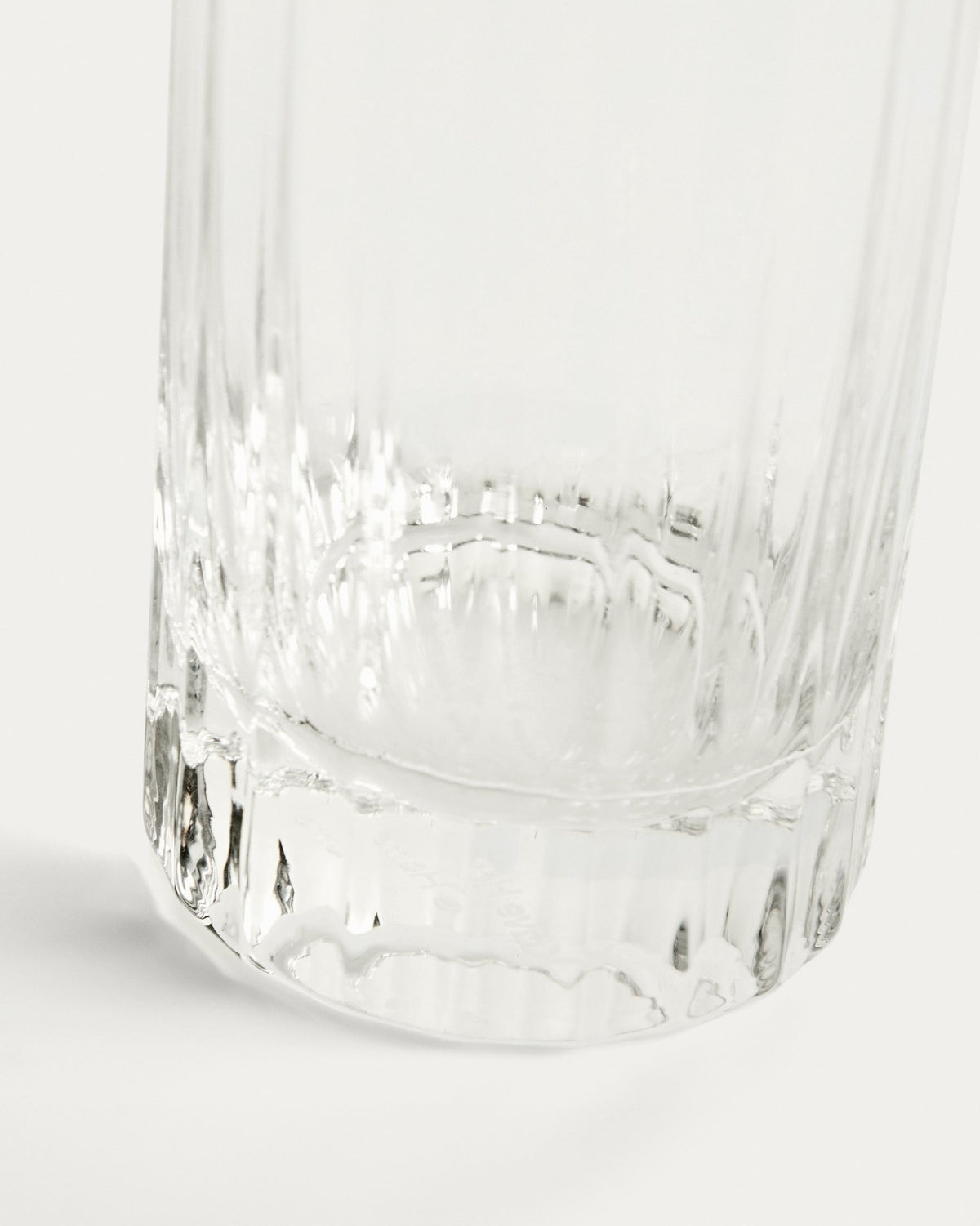 Transparentes Glas aus Klarglas mit vertikalem, geschliffenem Relief-Muster, Fassungsvermögen 30 cl, von Kave Home.