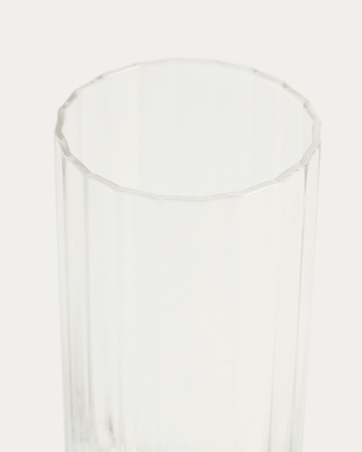 Transparentes Glas aus Klarglas mit vertikalem, geschliffenem Relief-Muster, Fassungsvermögen 30 cl, von Kave Home.