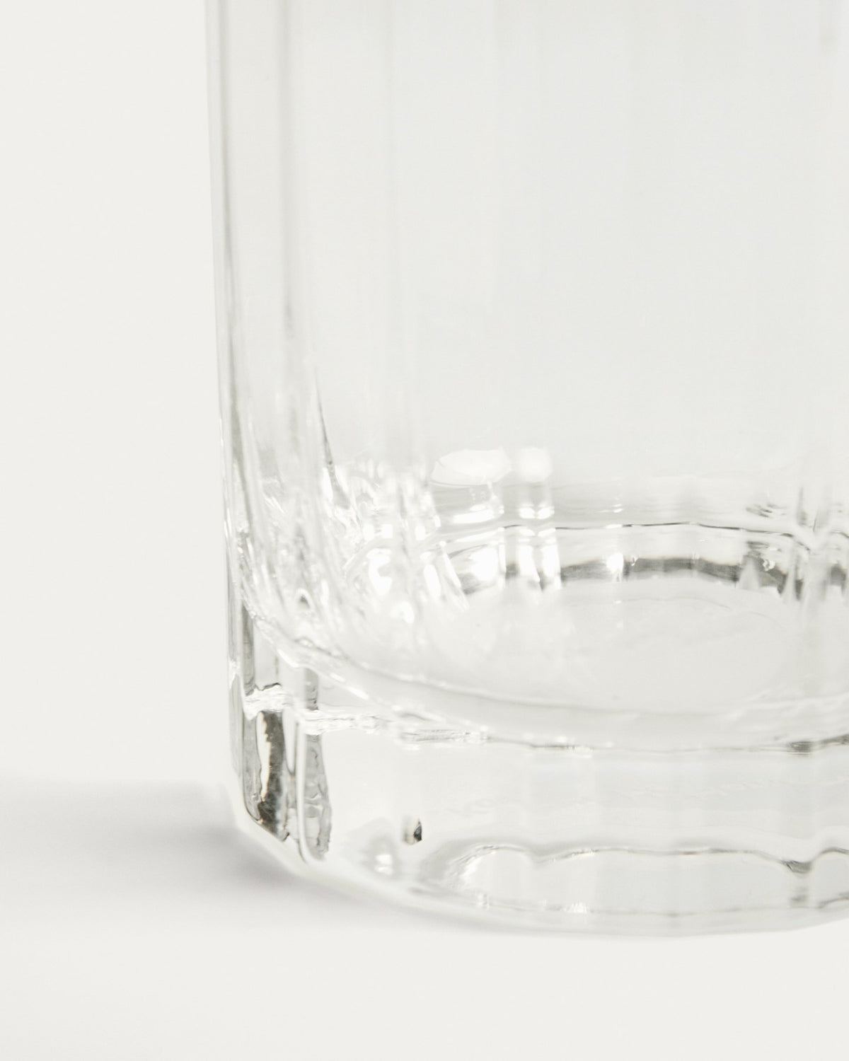 Transparentes Glas aus Klarglas mit vertikalem, geschliffenem Relief-Muster, Fassungsvermögen 30 cl, von Kave Home.