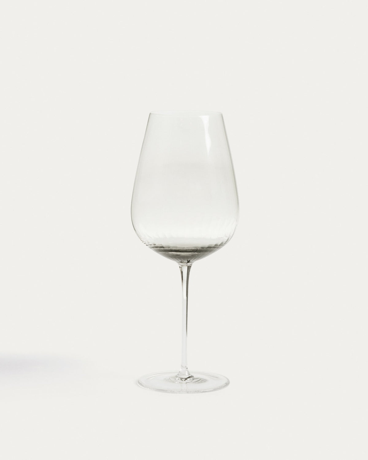 Weinglas Davel von Kave Home aus 100% Glas in Hellgrau mit abgerundeter Basis und grauem Boden, Fassungsvermögen 58 cl.