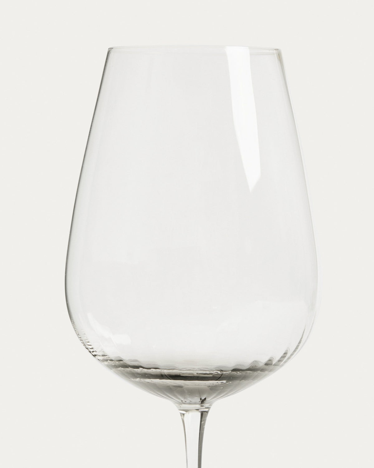 Weinglas Davel von Kave Home aus 100% Glas in Hellgrau mit abgerundeter Basis und grauem Boden, Fassungsvermögen 58 cl.