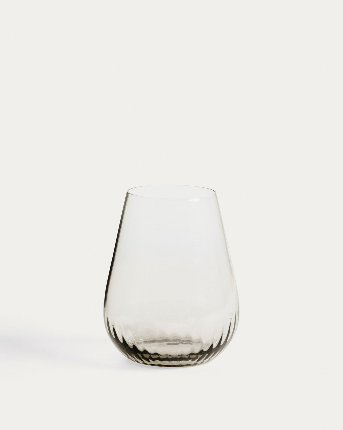 Hellgraues Trinkglas aus 100% Glas mit abgerundeter Basis und grauem Boden, klare Oberfläche, kompakte Form für Getränke.