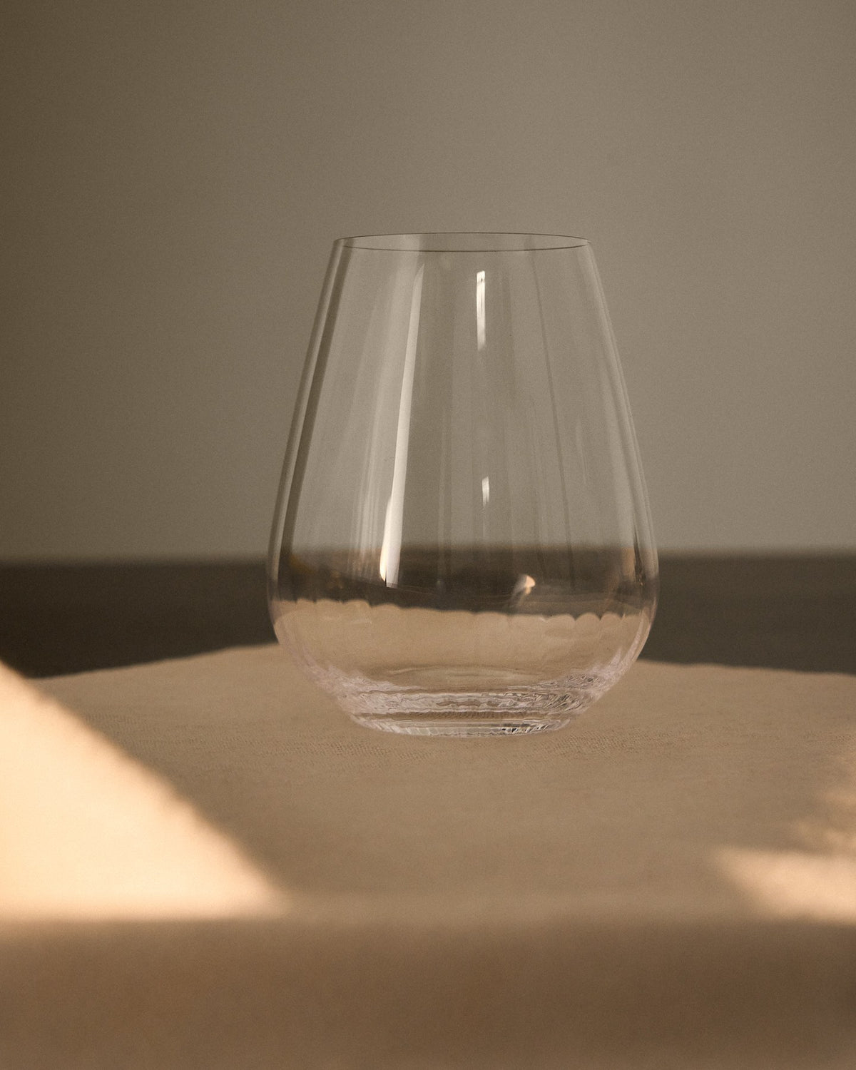 Transparentes Glas Davel aus Klarglas mit abgerundetem Fuss, schlanken Konturen und einem Fassungsvermögen von 42,5 cl von Kave Home.