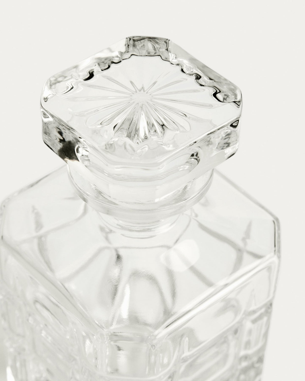 Transparente Glasflasche Talara mit geometrischem Schliff, Fassungsvermögen 80 cl, Höhe 21 cm, auf hellem Hintergrund fotografiert.