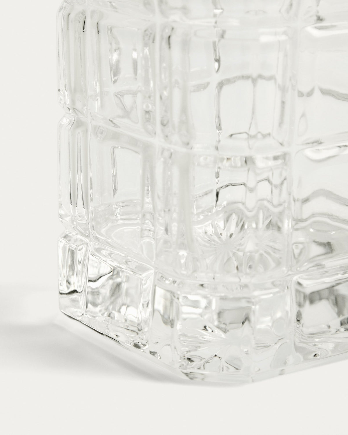 Transparente Glasflasche Talara mit geometrischem Schliff, Fassungsvermögen 80 cl, Höhe 21 cm, auf hellem Hintergrund fotografiert.