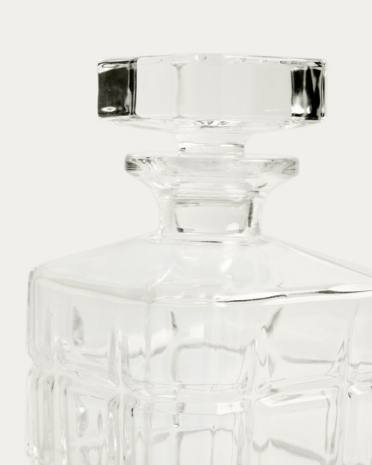 Transparente Glasflasche Talara mit geometrischem Schliff, Fassungsvermögen 80 cl, Höhe 21 cm, auf hellem Hintergrund fotografiert.