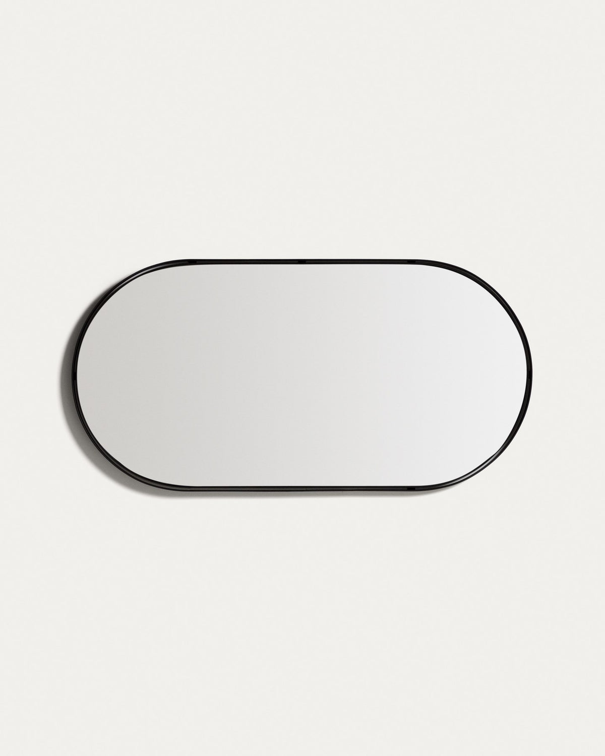 Ovaler Wandspiegel mit schwarzem Metallrahmen, bestehend aus zwei konzentrischen Ringen, Glasfläche und Rückseite aus MDF.