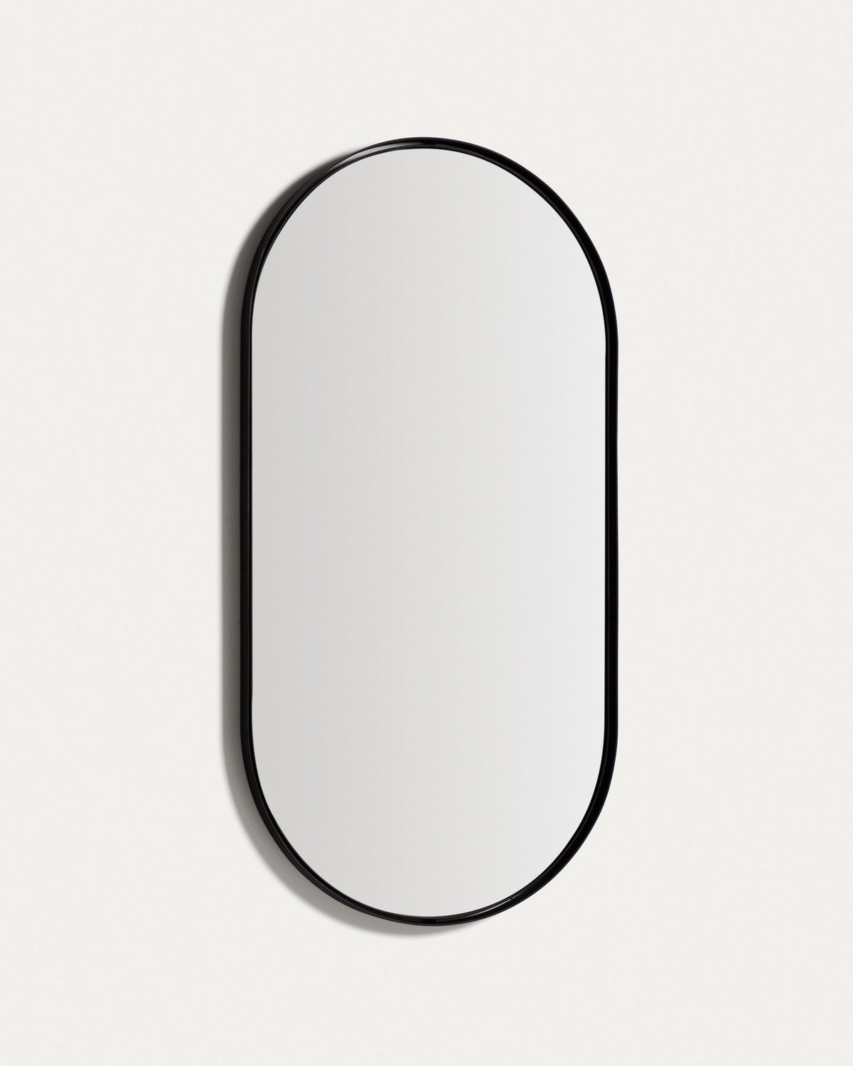 Ovaler Wandspiegel mit schwarzem Metallrahmen, bestehend aus zwei konzentrischen Ringen, Glasfläche und Rückseite aus MDF.