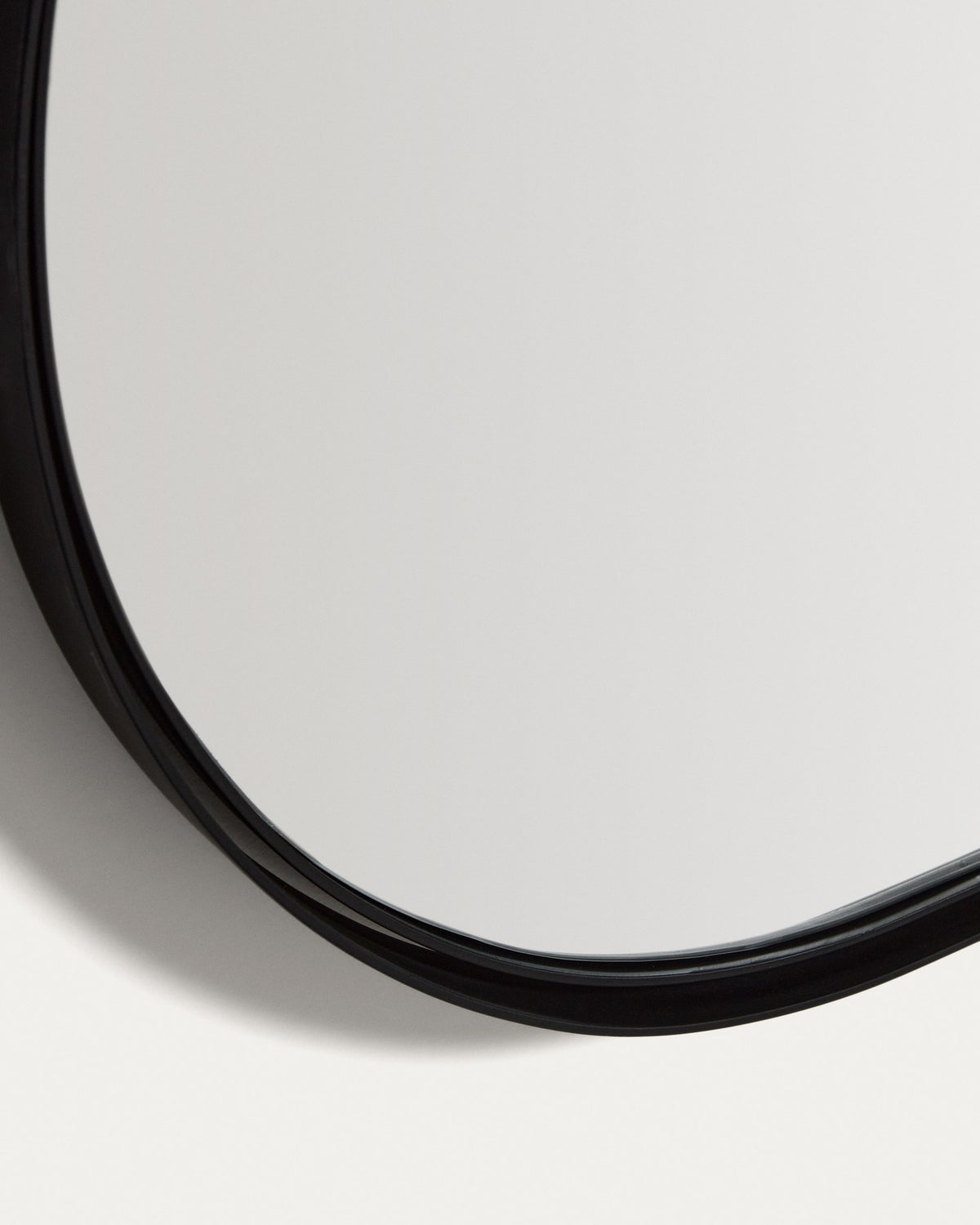 Ovaler Wandspiegel mit schwarzem Metallrahmen, bestehend aus zwei konzentrischen Ringen, Glasfläche und Rückseite aus MDF.