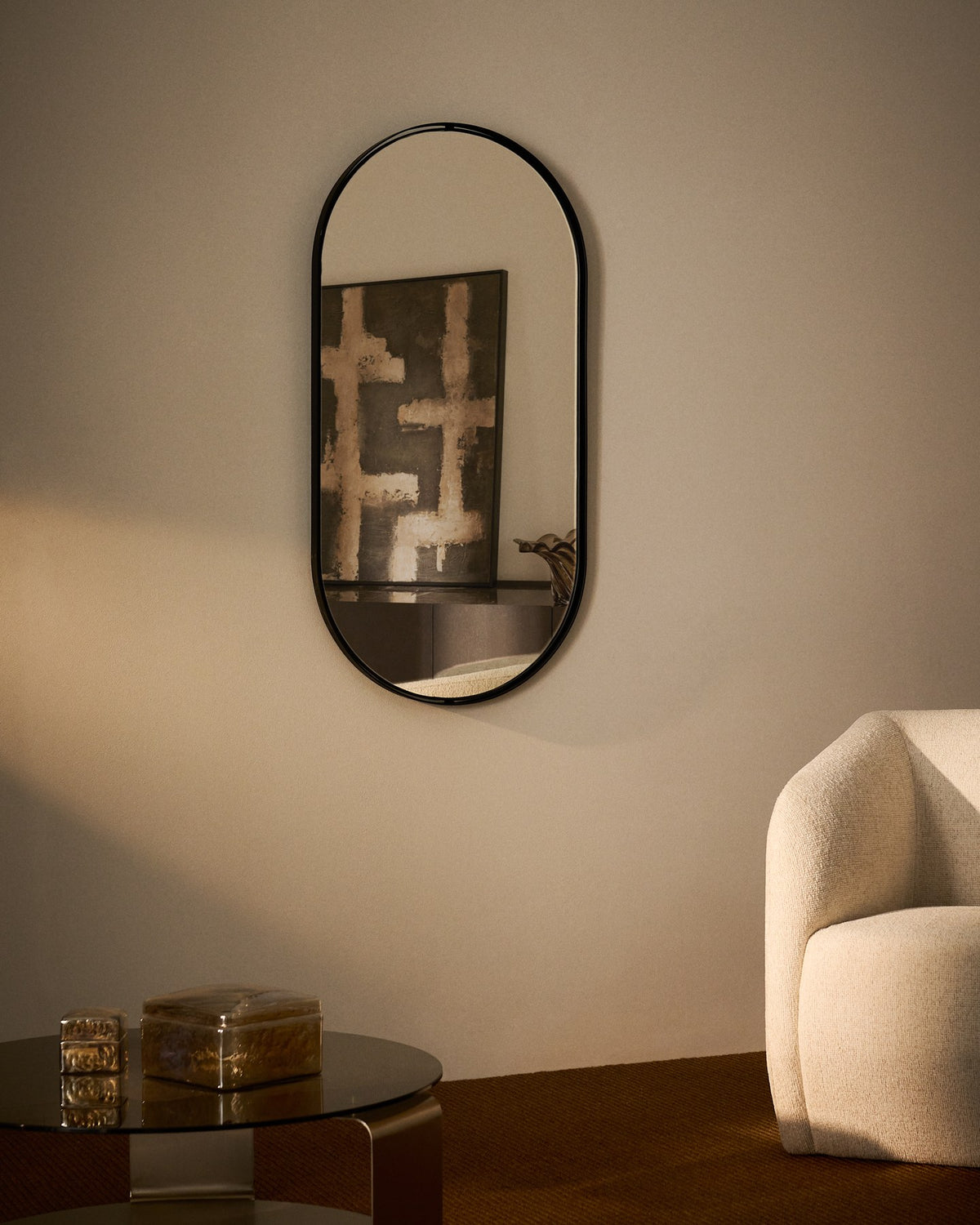 Ovaler Wandspiegel mit schwarzem Metallrahmen, bestehend aus zwei konzentrischen Ringen, Glasfläche und Rückseite aus MDF.