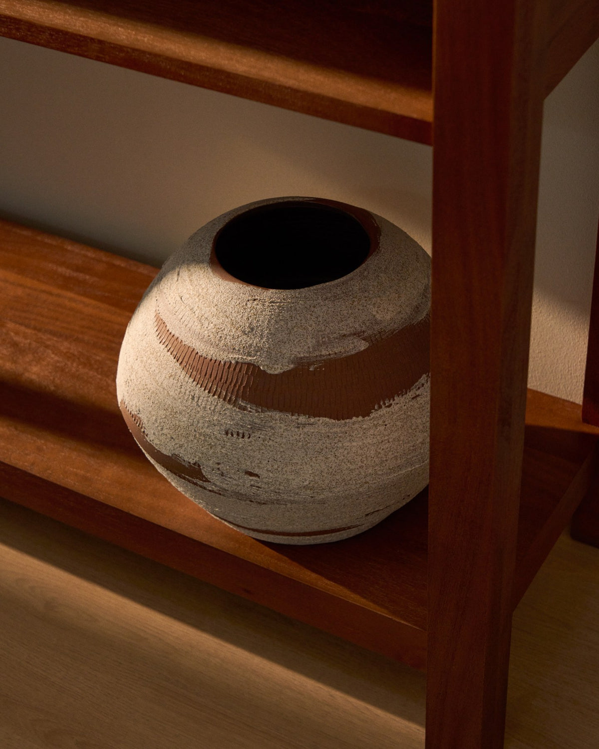 Handgefertigte Keramikvase in Terrakotta und Weiss mit Pinselstrich-Optik, organischer Form, 31 x 31 x 23 cm gross.
