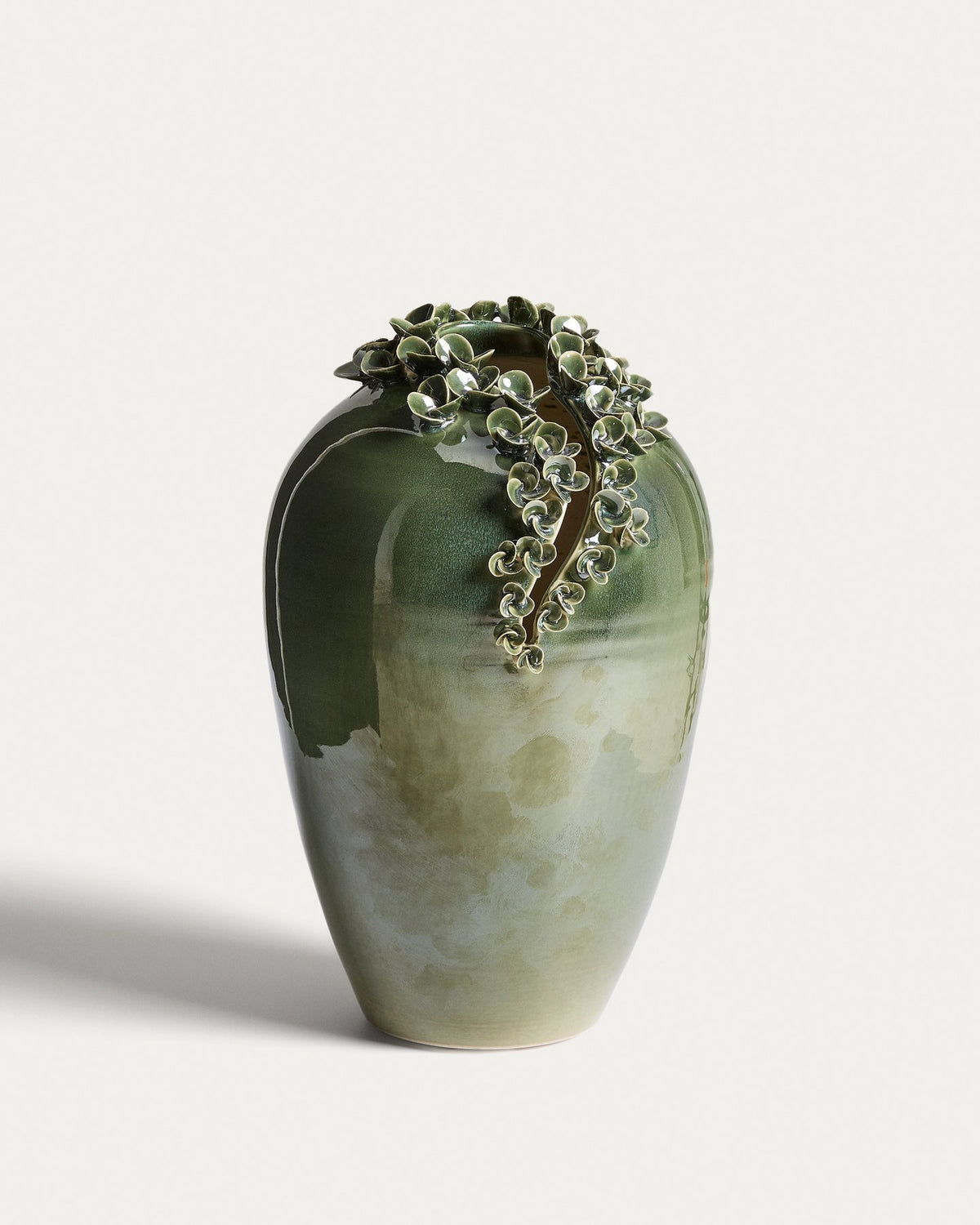 Olivgrüne Keramikvase Ederia aus glasierter Keramik mit floralen, handgeformten Blütenelementen, Durchmesser 33 cm.