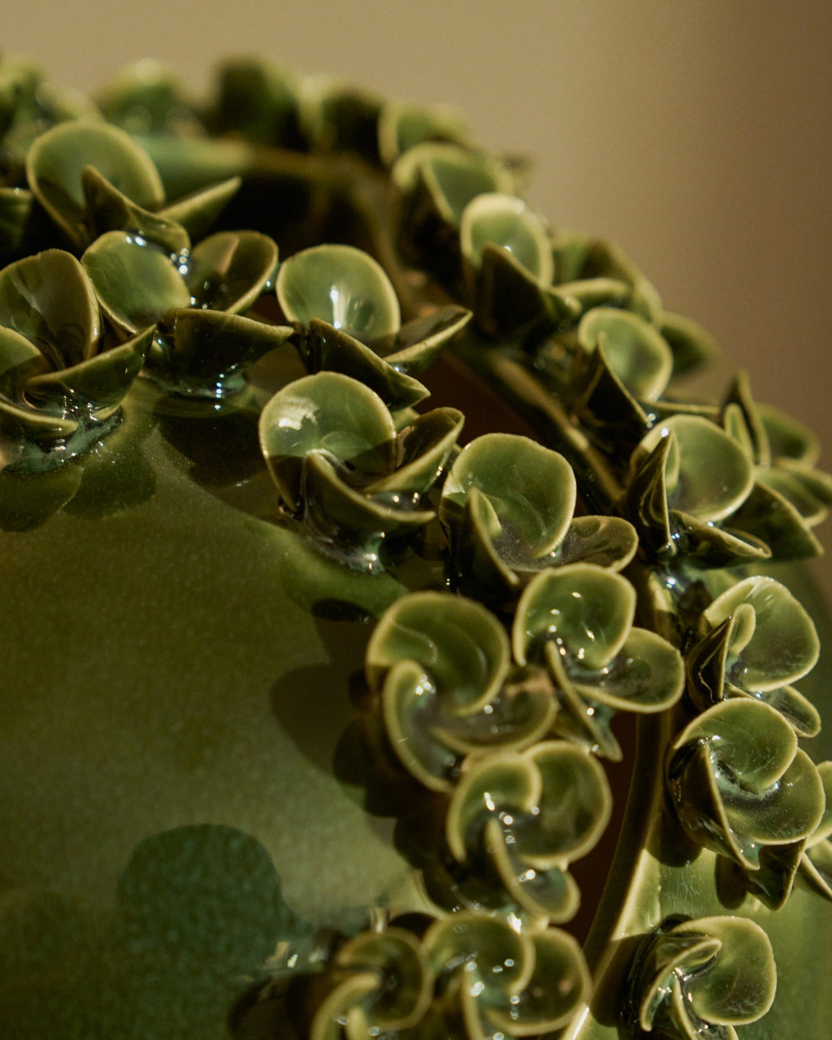 Olivgrüne Keramikvase Ederia aus glasierter Keramik mit floralen, handgeformten Blütenelementen, Durchmesser 33 cm.