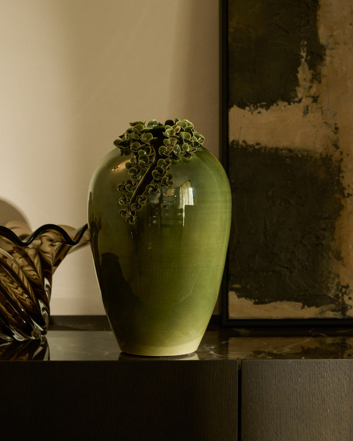 Olivgrüne Keramikvase Ederia aus glasierter Keramik mit floralen, handgeformten Blütenelementen, Durchmesser 33 cm.