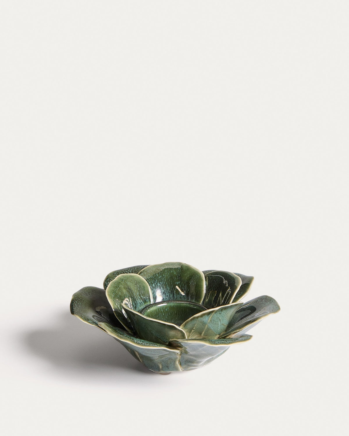 Olivgrüner Kerzenständer aus glasierter Keramik mit floralen, handgeformten Verzierungen, rund, Durchmesser etwa 18 bis 20 cm.