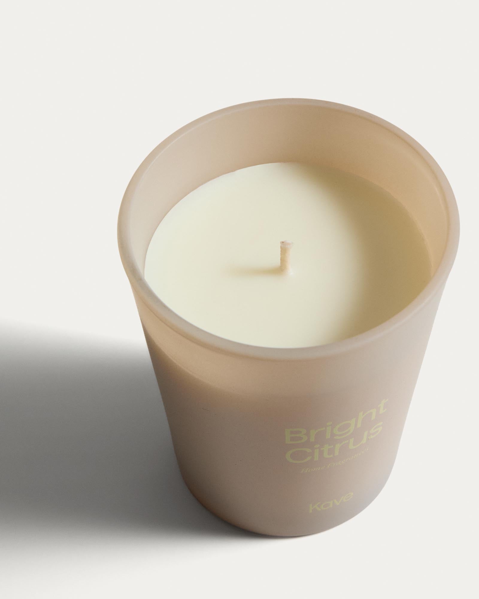 Zarte Citronella-Duftkerze Bright Citrus von Kave Home, 200 g, in eleganter Präsentation, perfekt für eine erfrischende Atmosphäre und Wohlfühlmomente.