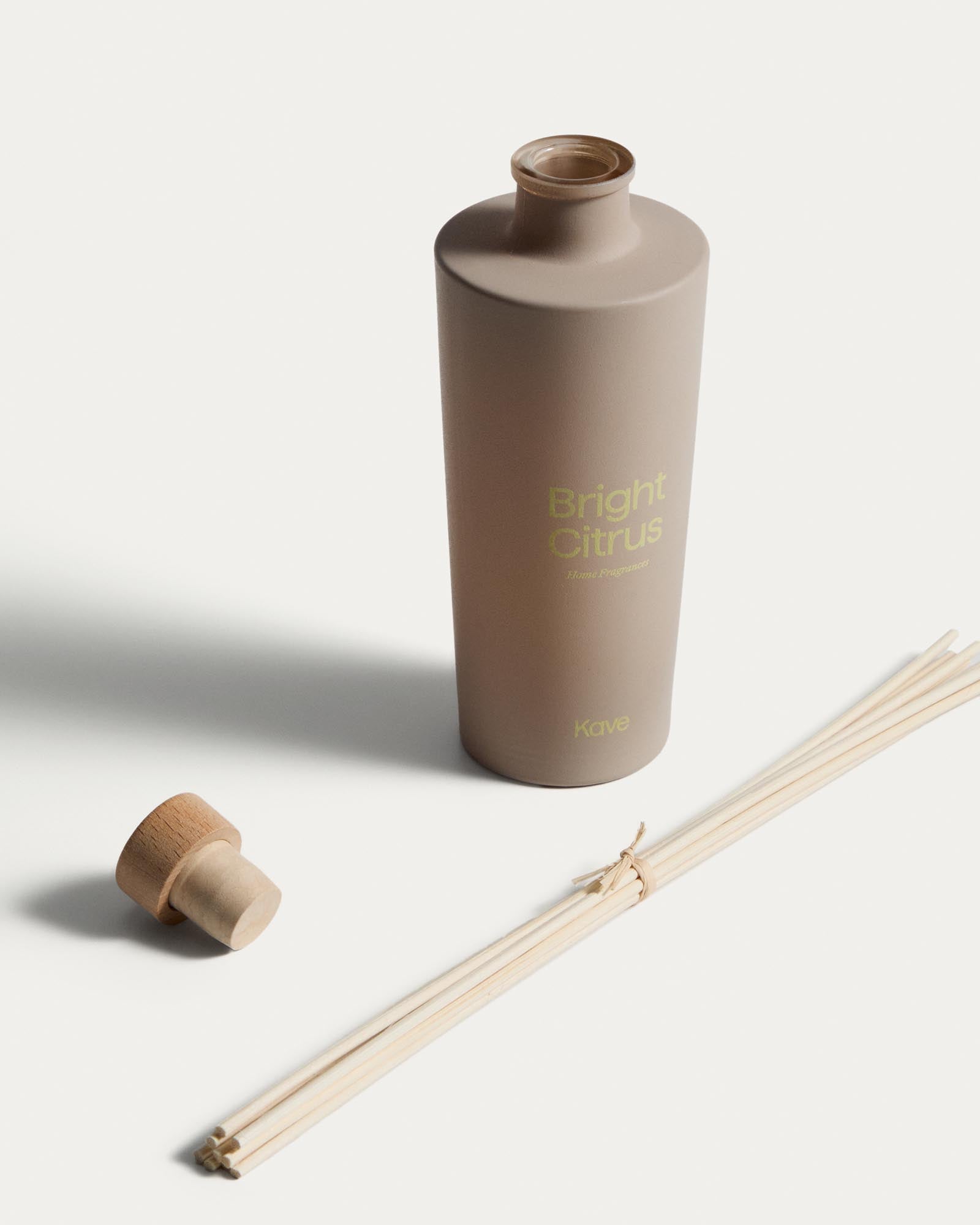 Eleganter Kave Home Citronella-Lufterfrischer mit Stäbchen in sanften Beigetönen, 200 ml, für einen erfrischenden und einladenden Raumduft.