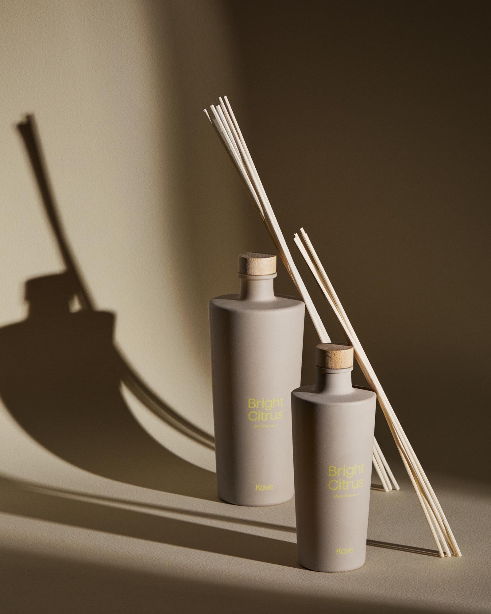 Stimmungsvolles Bild des Kave Home Citronella-Lufterfrischers mit Stäbchen in Beige, 200 ml, ideal für frischen Duft und angenehme Atmosphäre.