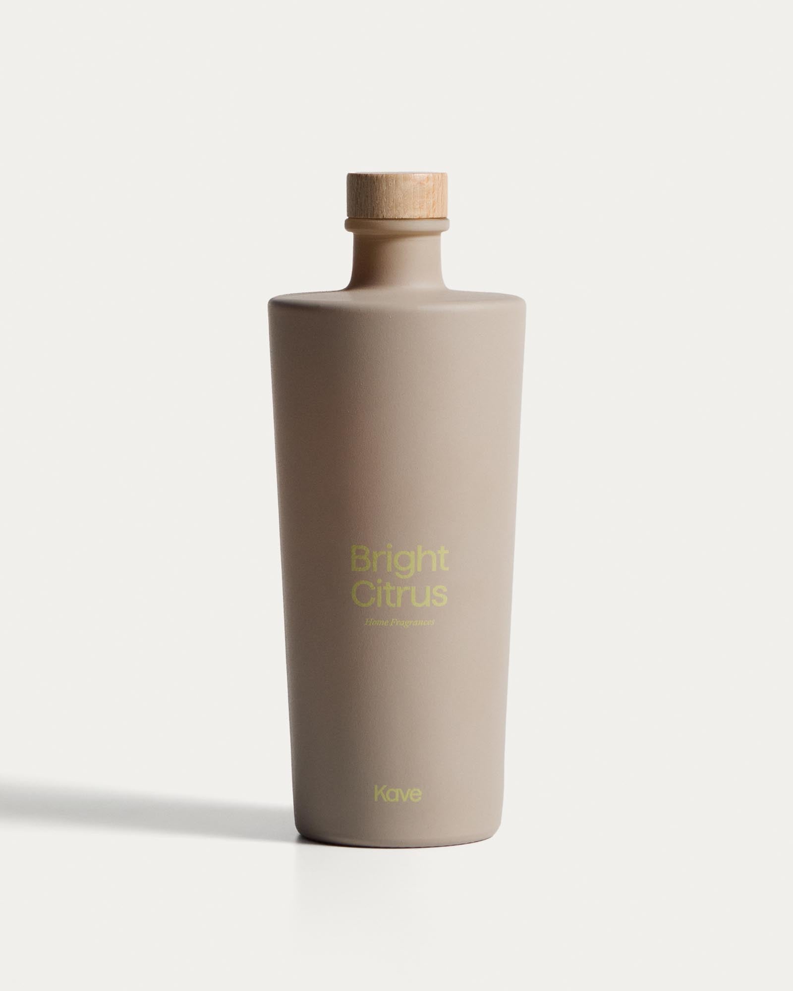 Citronella-Lufterfrischer mit Stäbchen Bright Citrus, 500 ml in Beige präsentiert im Onlineshop von KAQTU Design AG. Duftöl ist von Kave Home