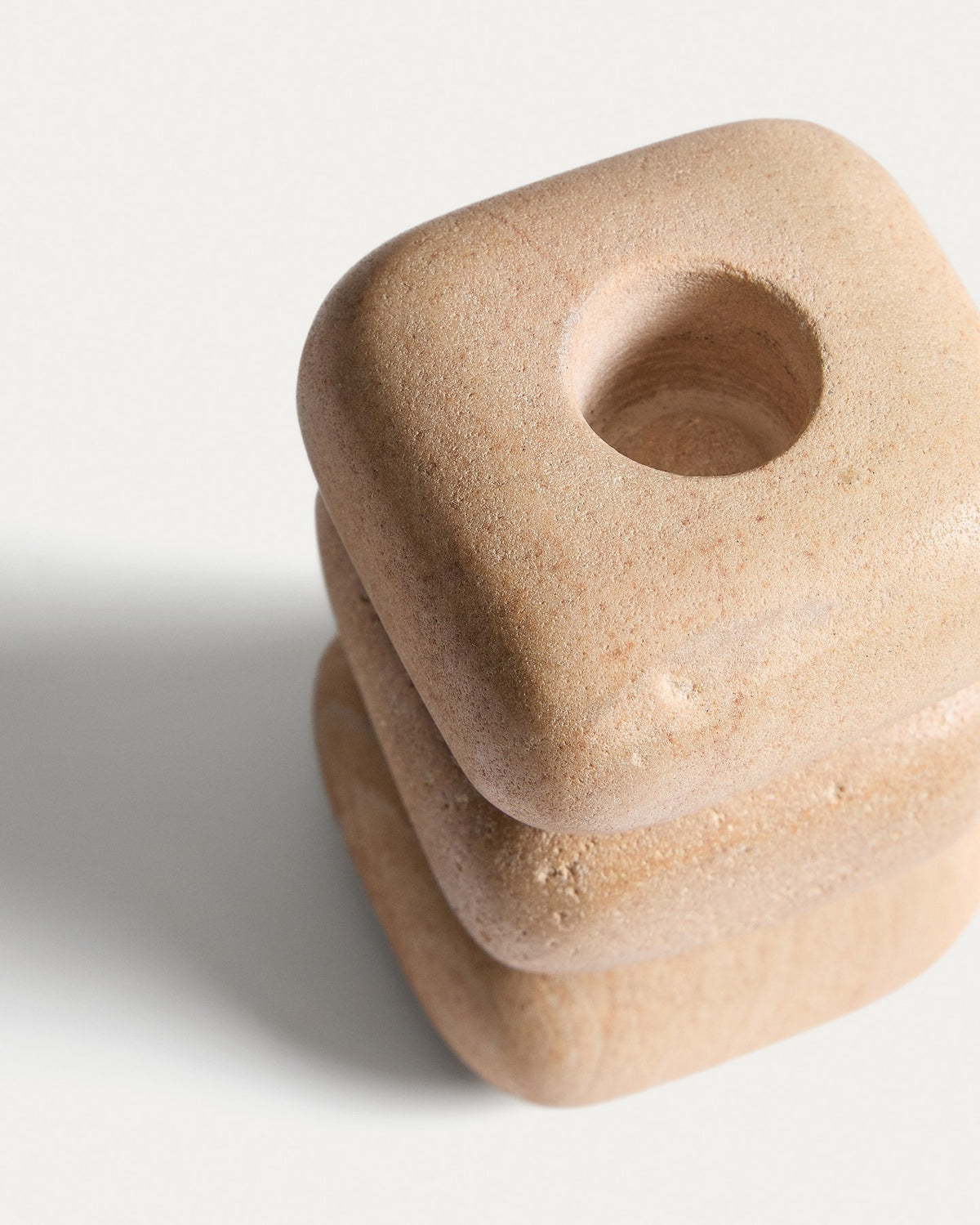 Kerzenständer Liren aus beigem Sandstein, handgefertigt, quadratische Grundform, Höhe 11 cm, Naturstein mit individueller Maserung.