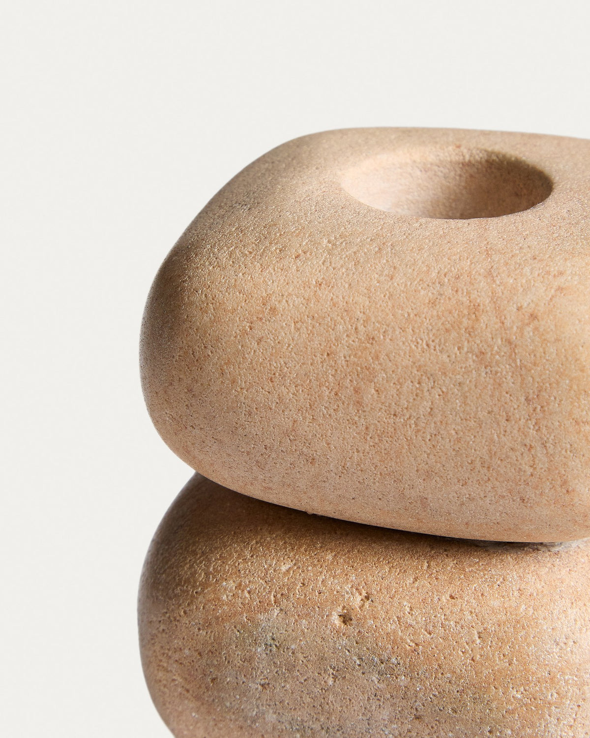 Kerzenständer Liren aus beigem Sandstein, handgefertigt, quadratische Grundform, Höhe 11 cm, Naturstein mit individueller Maserung.