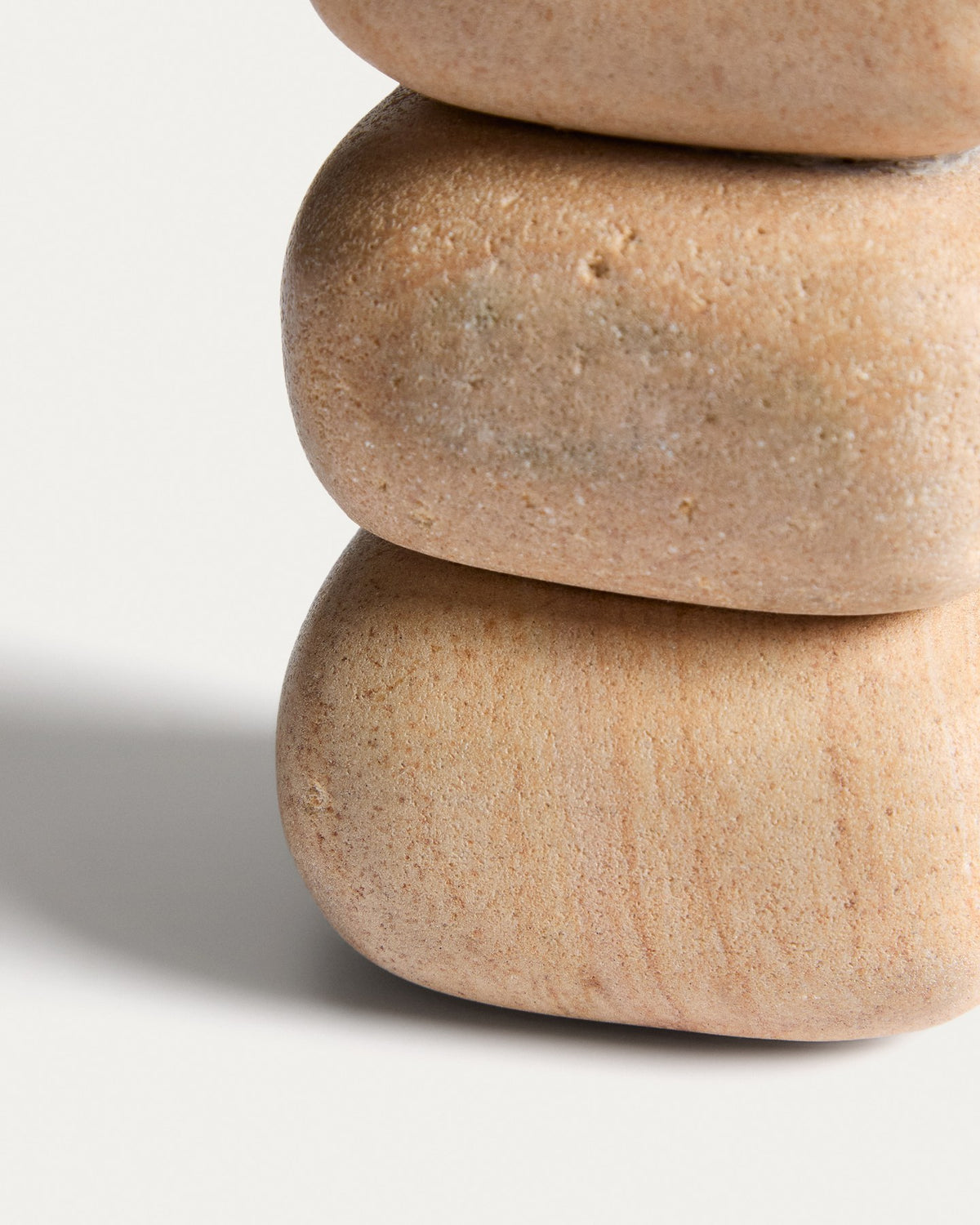 Kerzenständer Liren aus beigem Sandstein, handgefertigt, quadratische Grundform, Höhe 11 cm, Naturstein mit individueller Maserung.