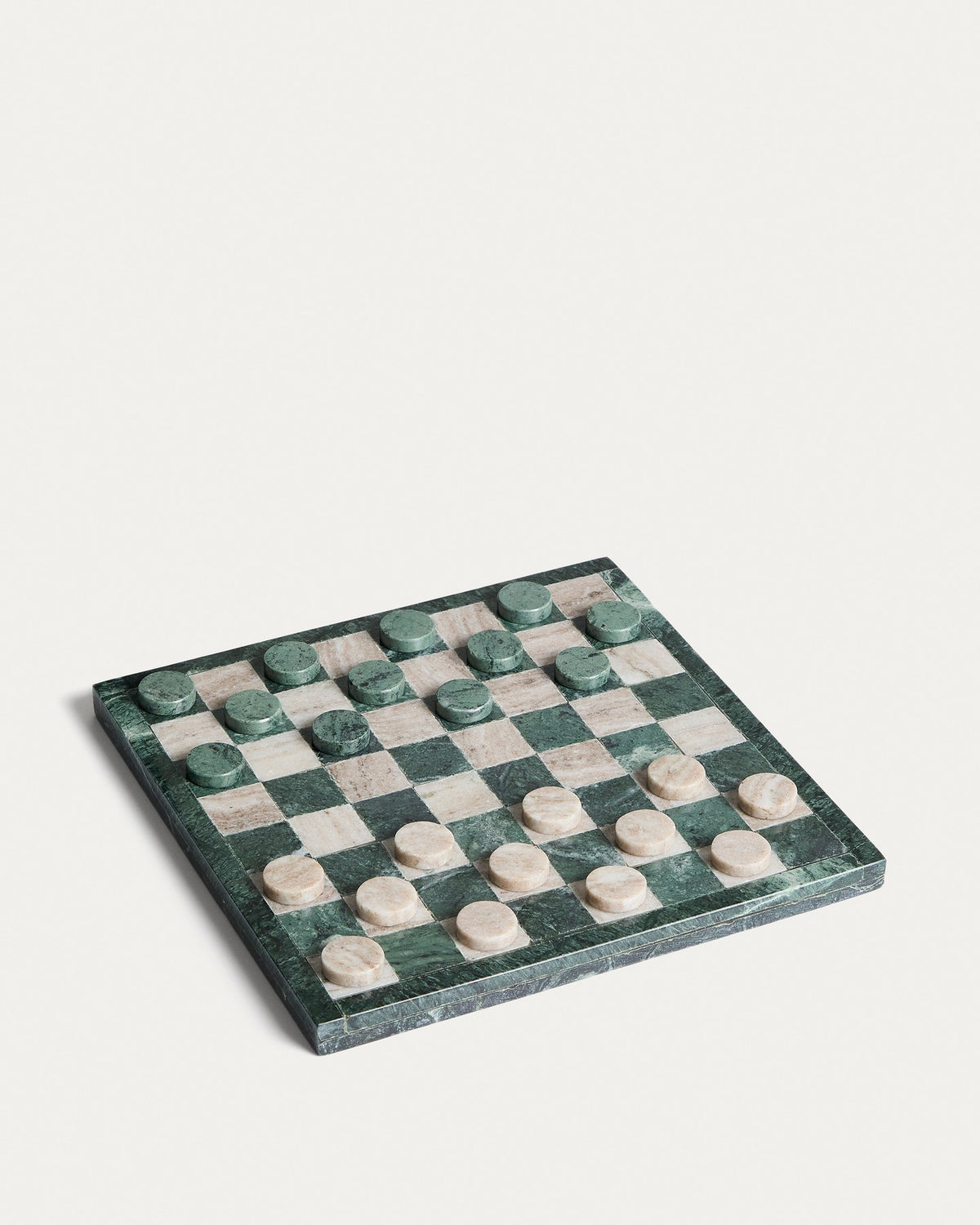 Set aus 24 kleinen dekorativen Objekten aus grünem und beigem Marmor, quadratische Form, Grösse 30 x 30 x 2 cm, Naturfinish.