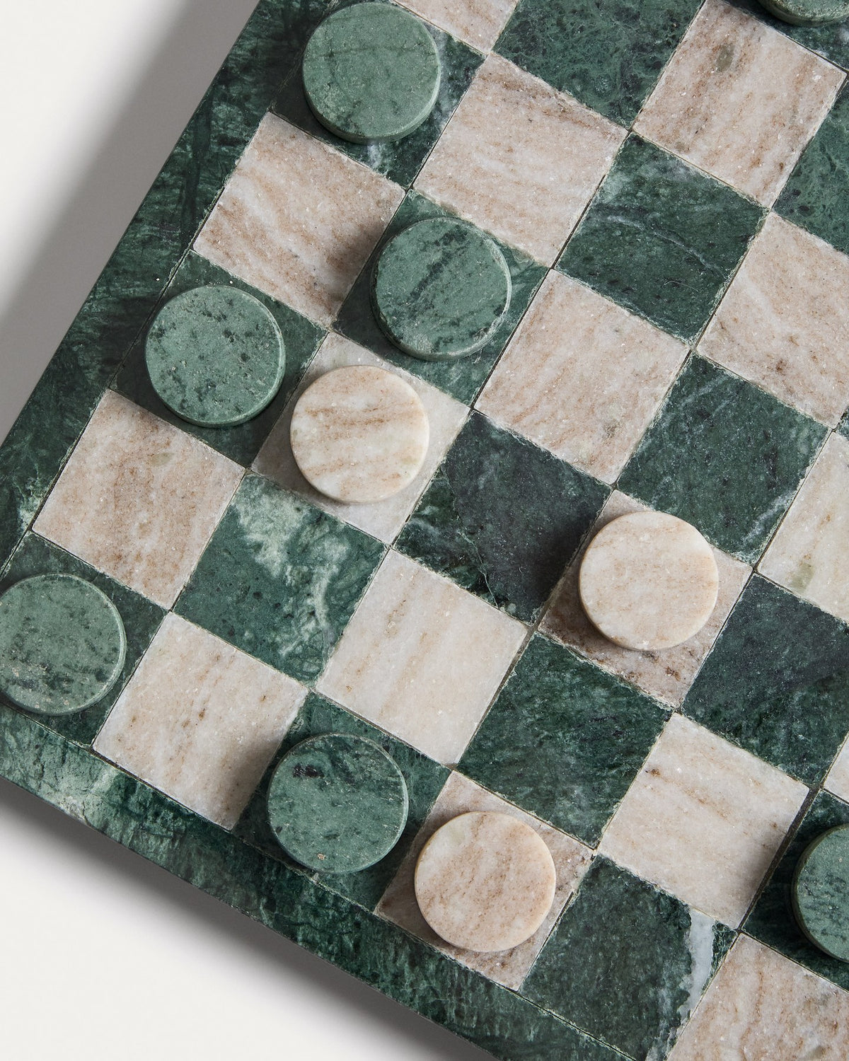 Set aus 24 kleinen dekorativen Objekten aus grünem und beigem Marmor, quadratische Form, Grösse 30 x 30 x 2 cm, Naturfinish.