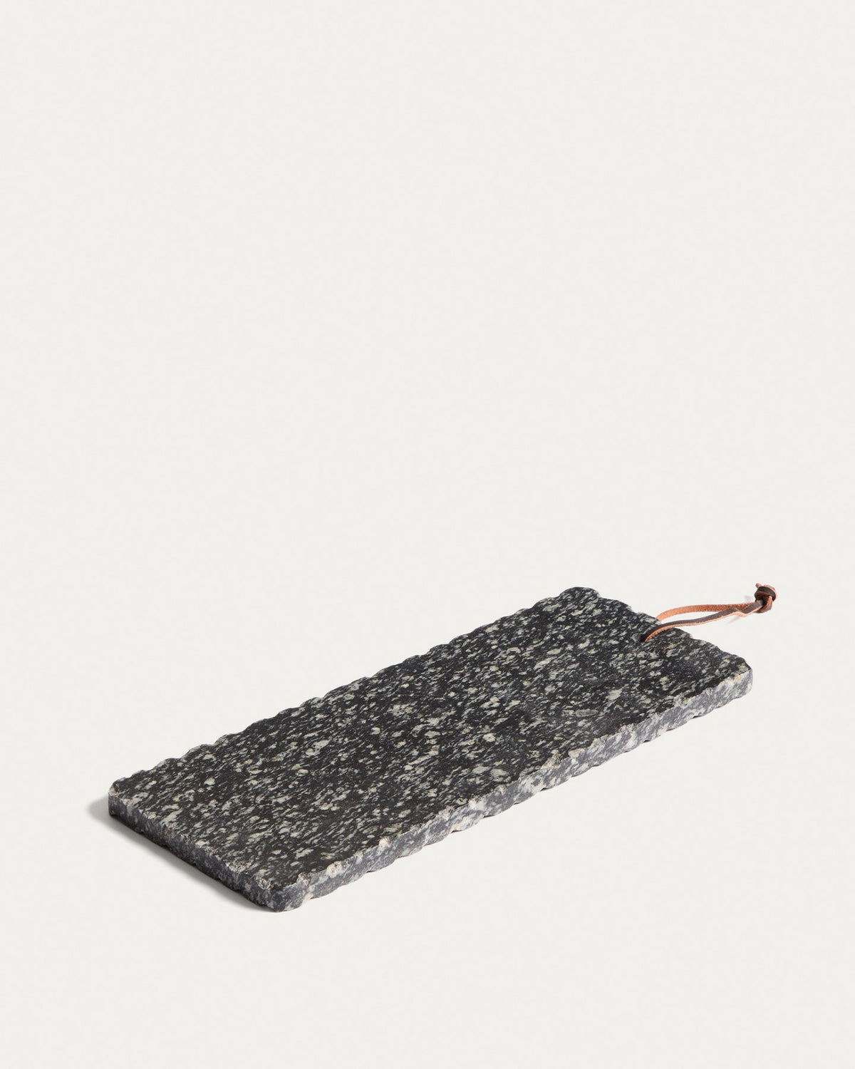 Servierbrett Arlena von Kave Home aus dunkelgrauem Granit, rechteckige Form mit natürlicher Maserung, Masse 38 x 15 cm.