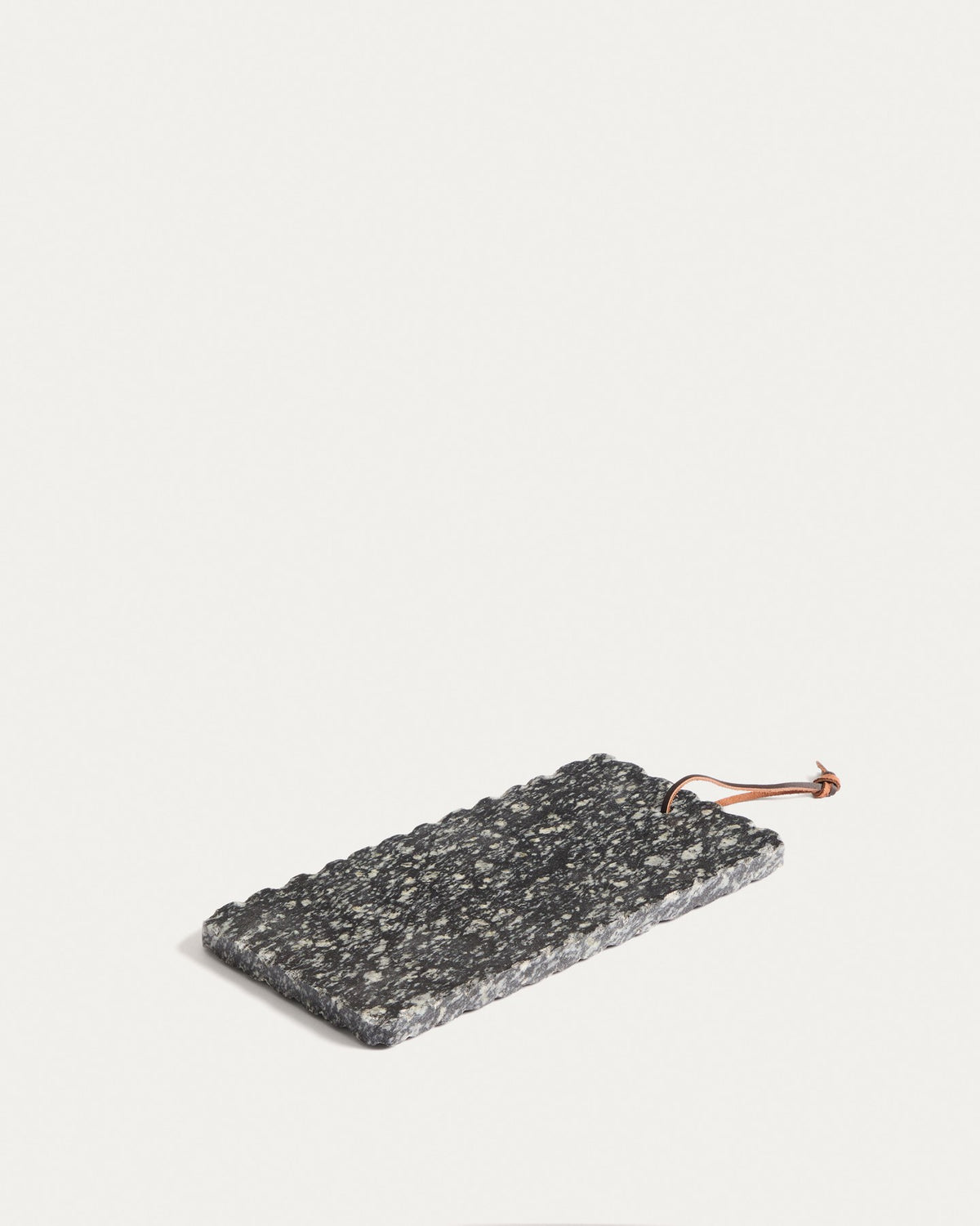 Servierbrett Arlena aus Granit von Kave Home, rechteckige Form mit natürlicher Maserung, Masse 31 x 15 x 2 cm, handgefertigtes Naturprodukt.